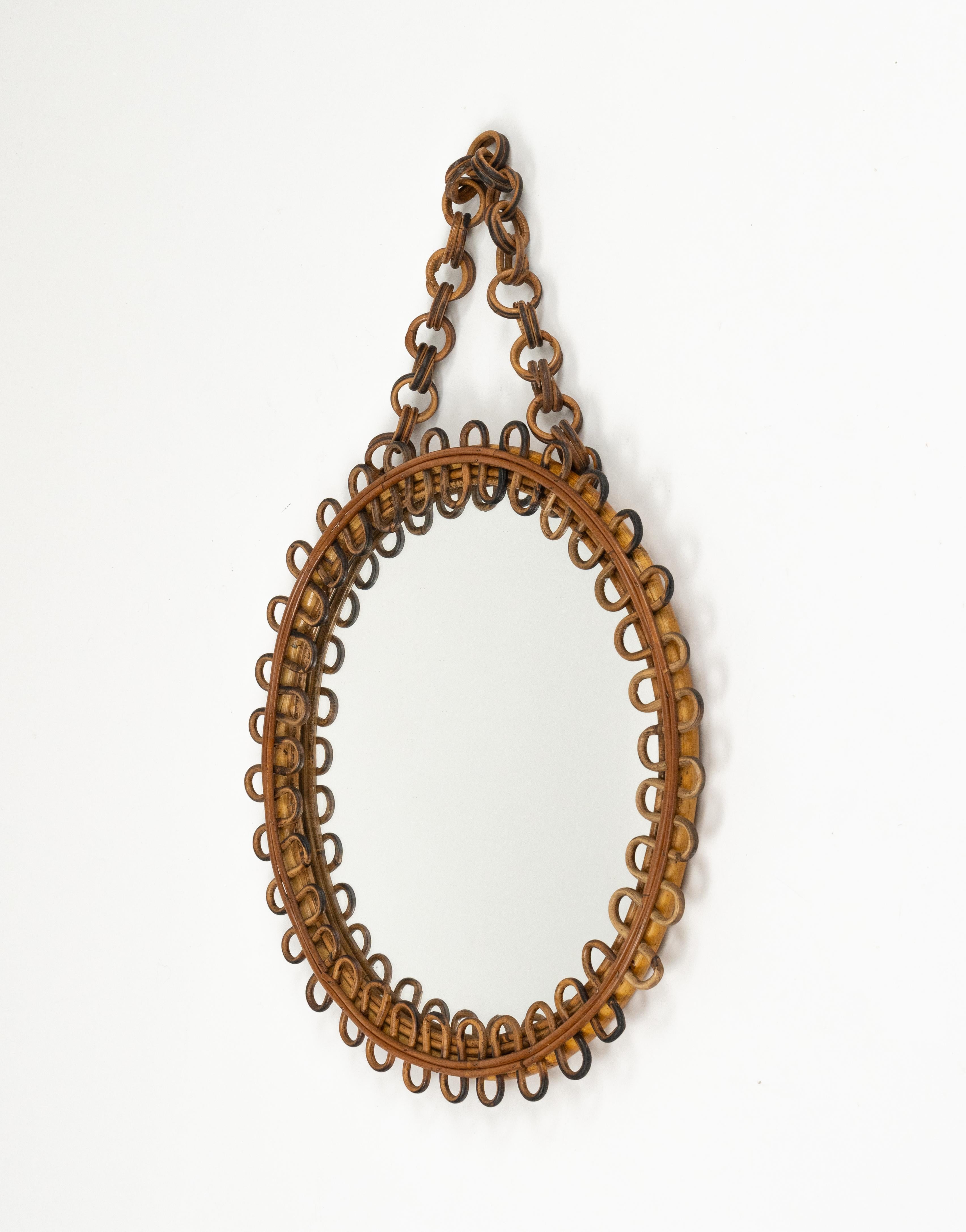 Specchio da parete rotondo con catena in bambù e rattan nello stile del design italiano Franco Albini.   

Prodotto in Italia negli anni '1960.


Dimensioni senza catena:  Diametro: 45,5 cm.
