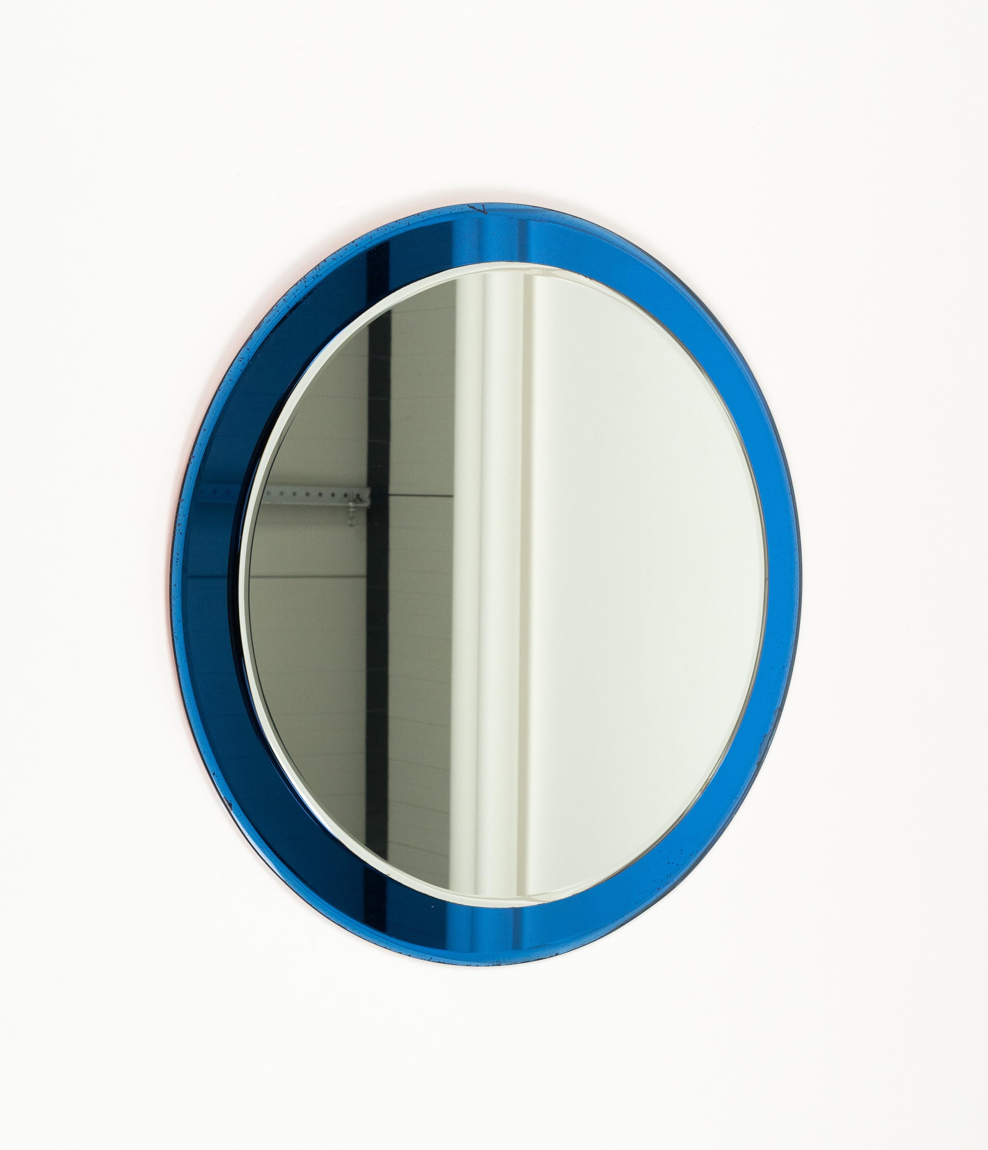 Runder Wandspiegel aus der Mitte des Jahrhunderts mit blauer Bordüre im Cristal Arte-Stil, Italien 1970er Jahre (Italienisch) im Angebot