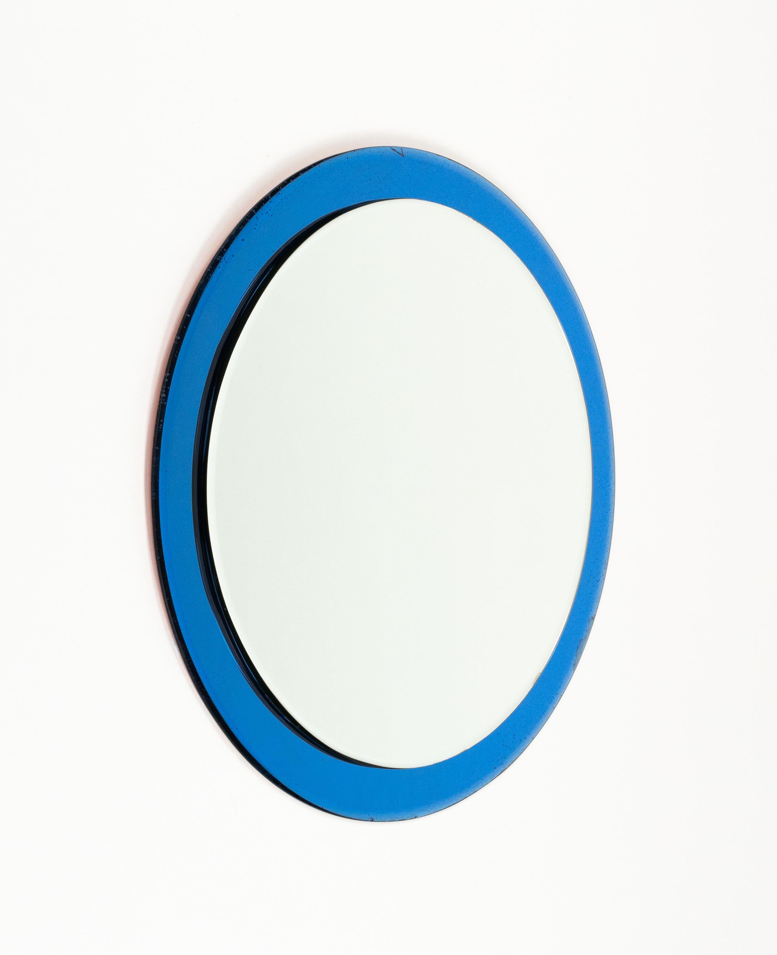 Runder Wandspiegel aus der Mitte des Jahrhunderts mit blauer Bordüre im Cristal Arte-Stil, Italien 1970er Jahre im Zustand „Gut“ im Angebot in Rome, IT