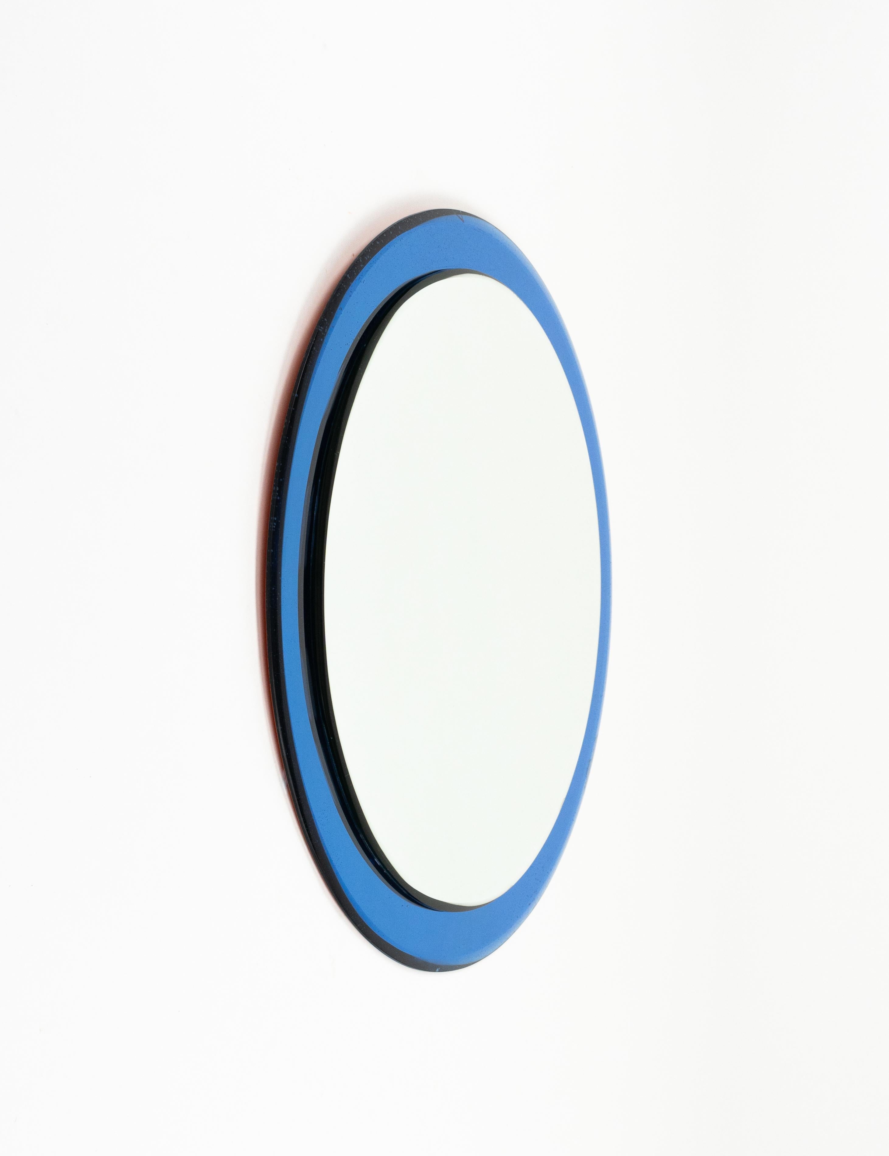Runder Wandspiegel aus der Mitte des Jahrhunderts mit blauer Bordüre im Cristal Arte-Stil, Italien 1970er Jahre (Ende des 20. Jahrhunderts) im Angebot