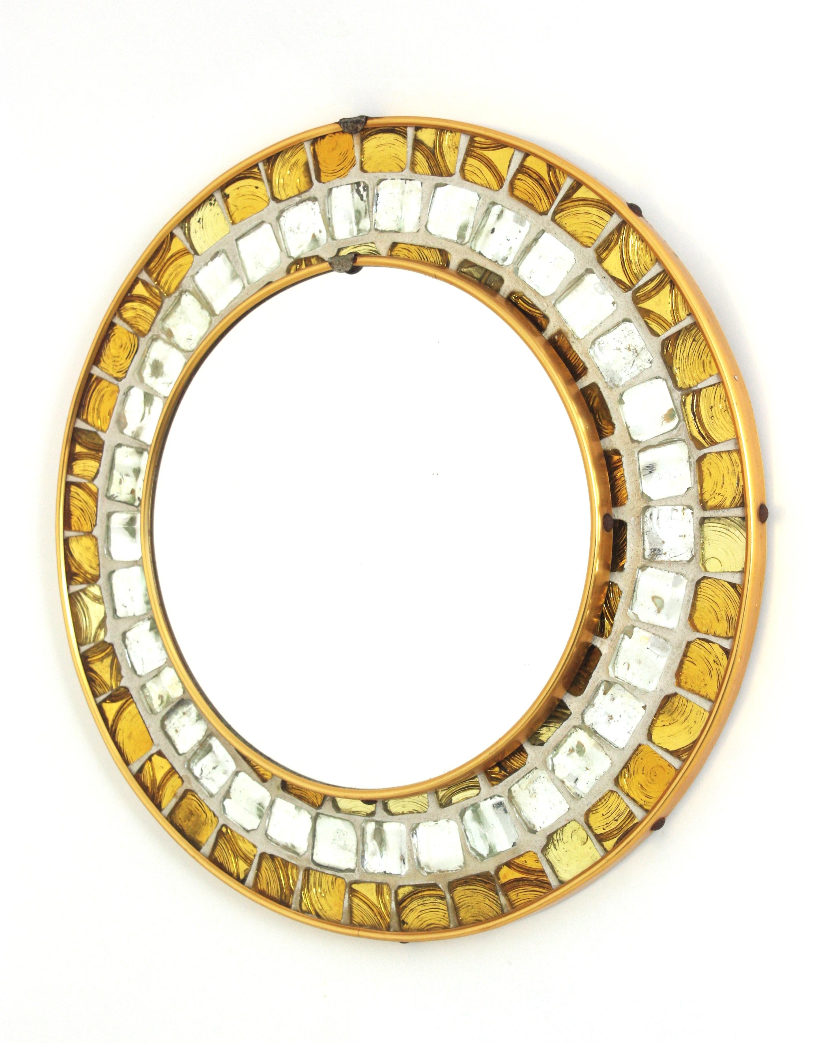 Miroir mural rond du milieu du siècle avec cadre en mosaïque de verre doré et argenté en vente 4