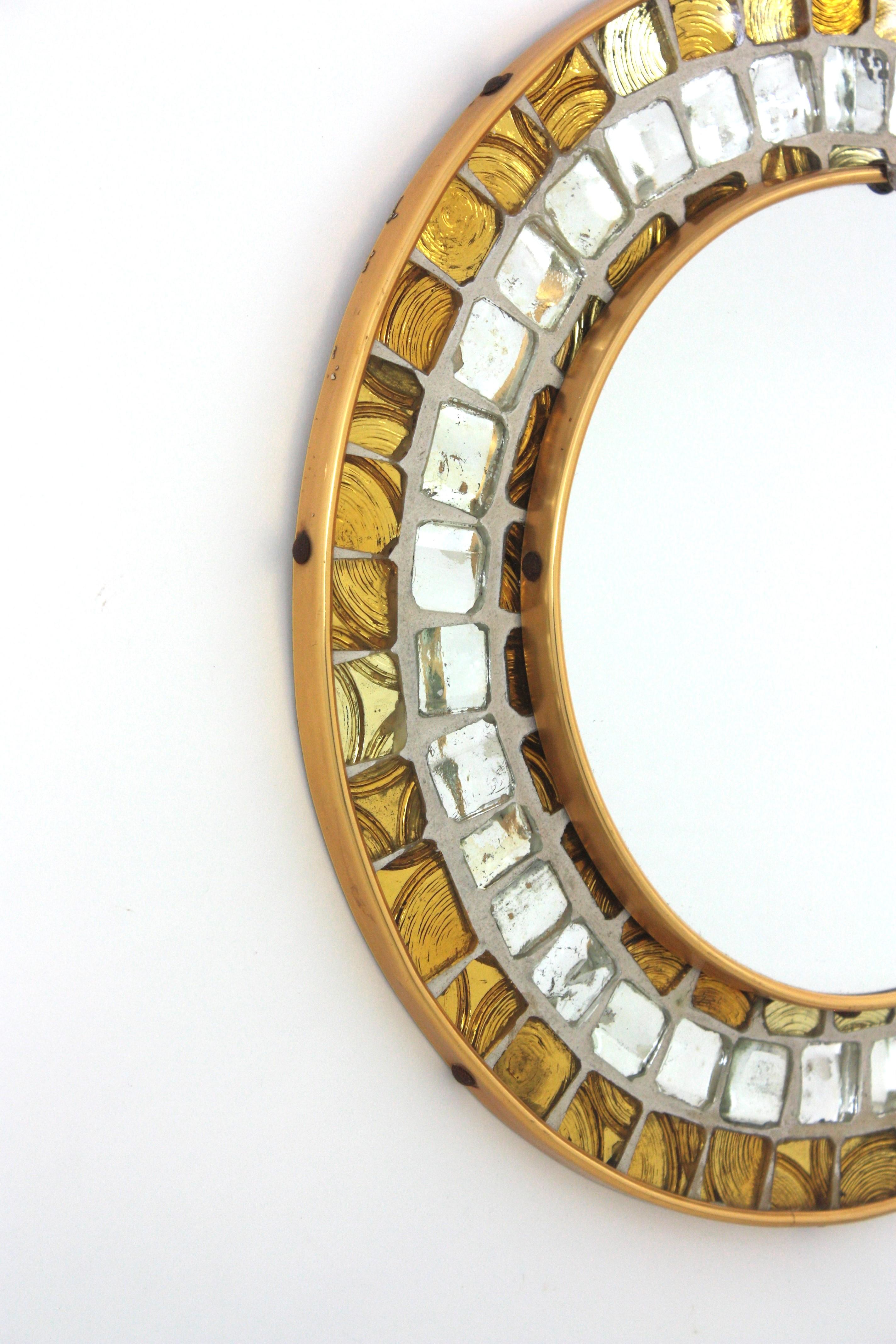 Miroir mural rond du milieu du siècle avec cadre en mosaïque de verre doré et argenté en vente 5