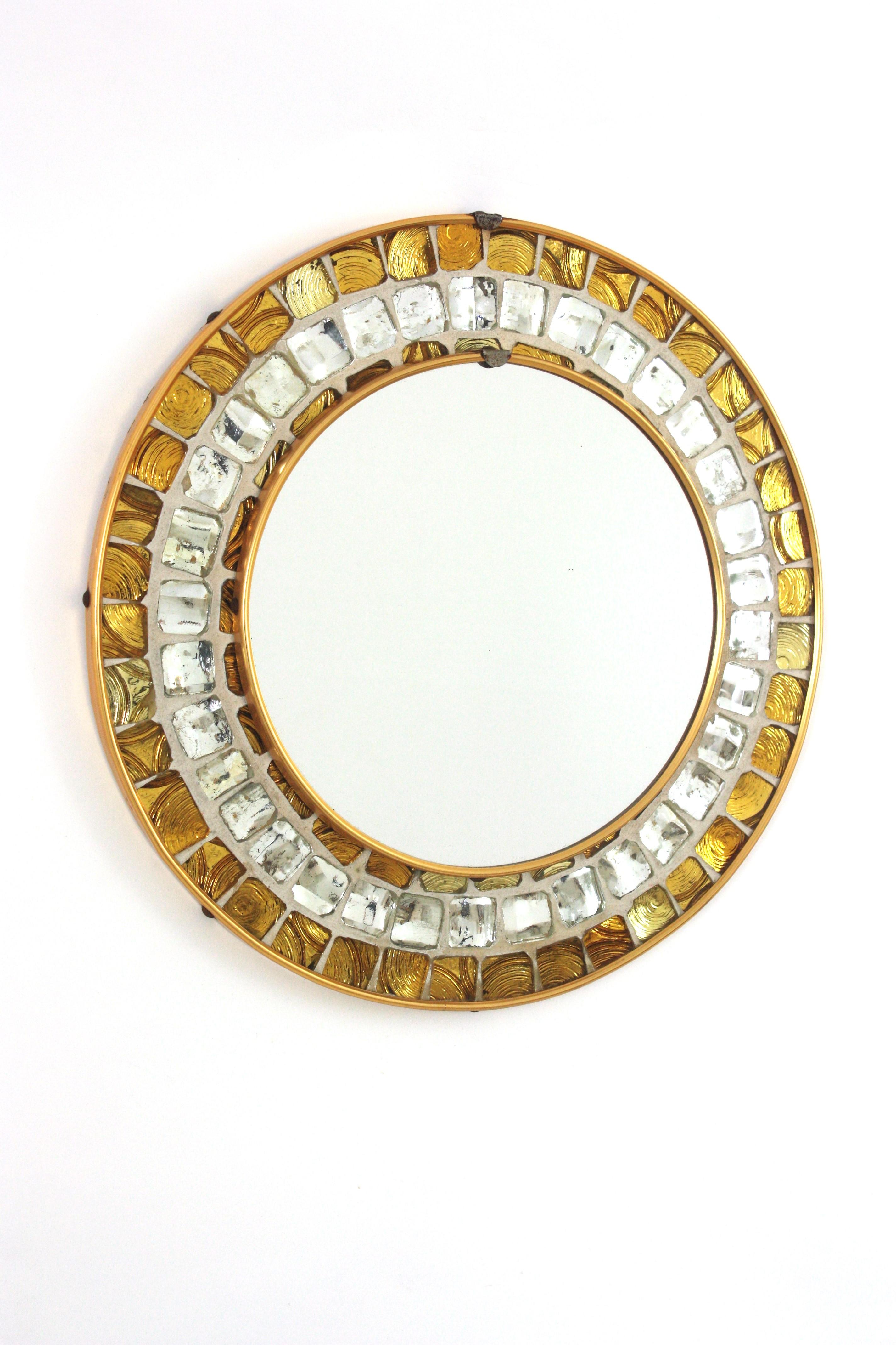 Miroir rond en mosaïque espagnole du milieu du siècle, encadré de carreaux de verre texturés dorés et argentés. Espagne, années 1960.
Ce magnifique miroir de style moderne du milieu du siècle présente une mosaïque de carreaux avec de petits morceaux