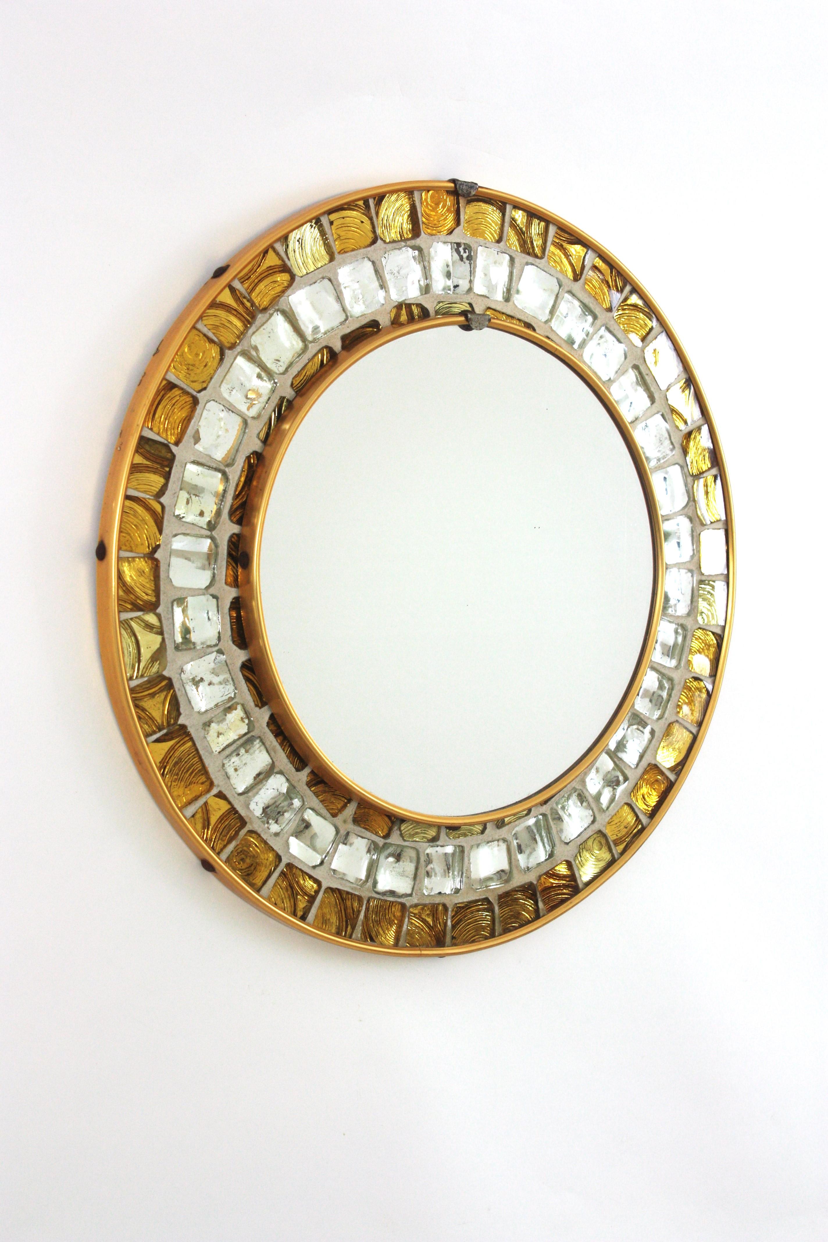 Espagnol Miroir mural rond du milieu du siècle avec cadre en mosaïque de verre doré et argenté en vente