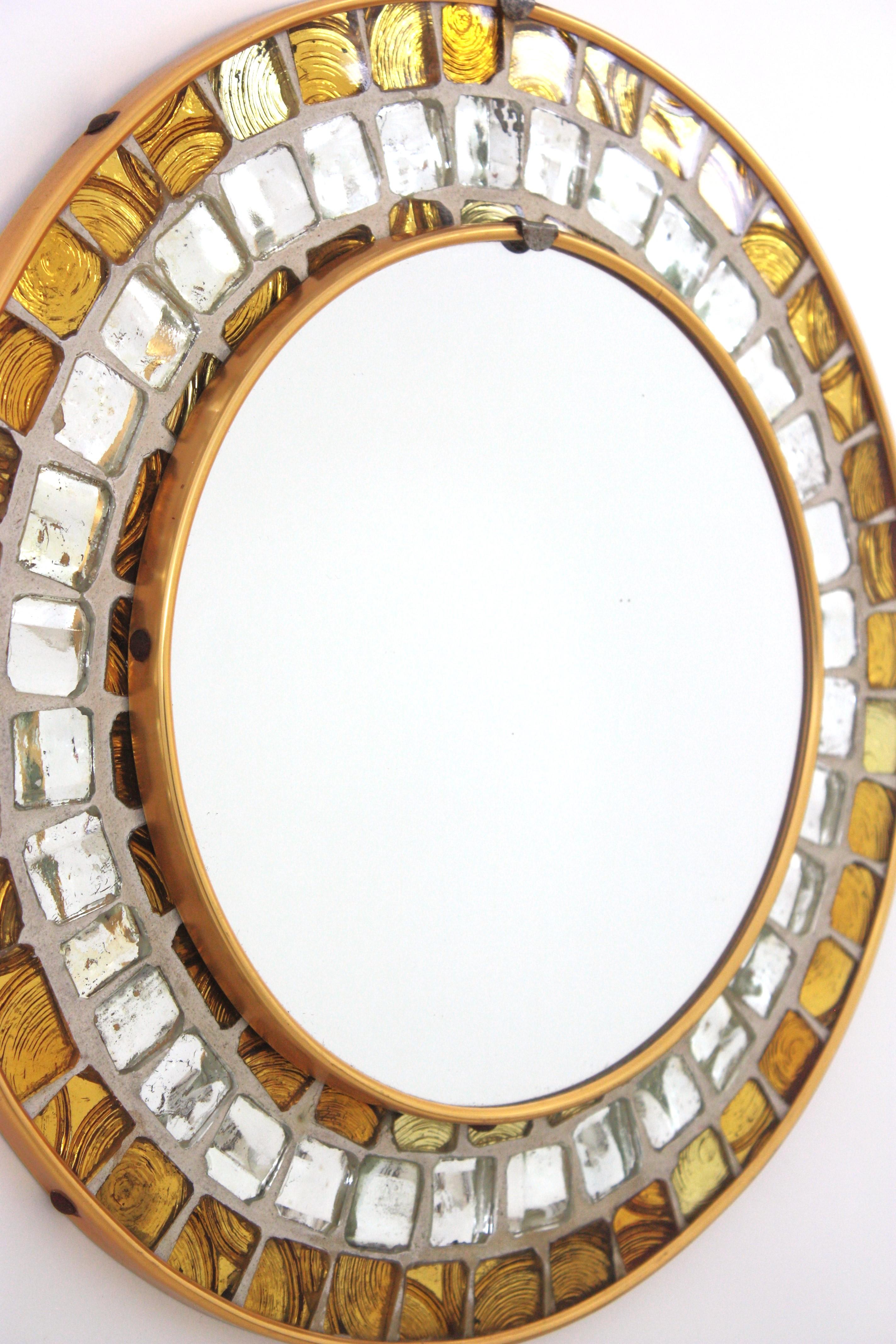 Miroir mural rond du milieu du siècle avec cadre en mosaïque de verre doré et argenté Excellent état - En vente à Barcelona, ES