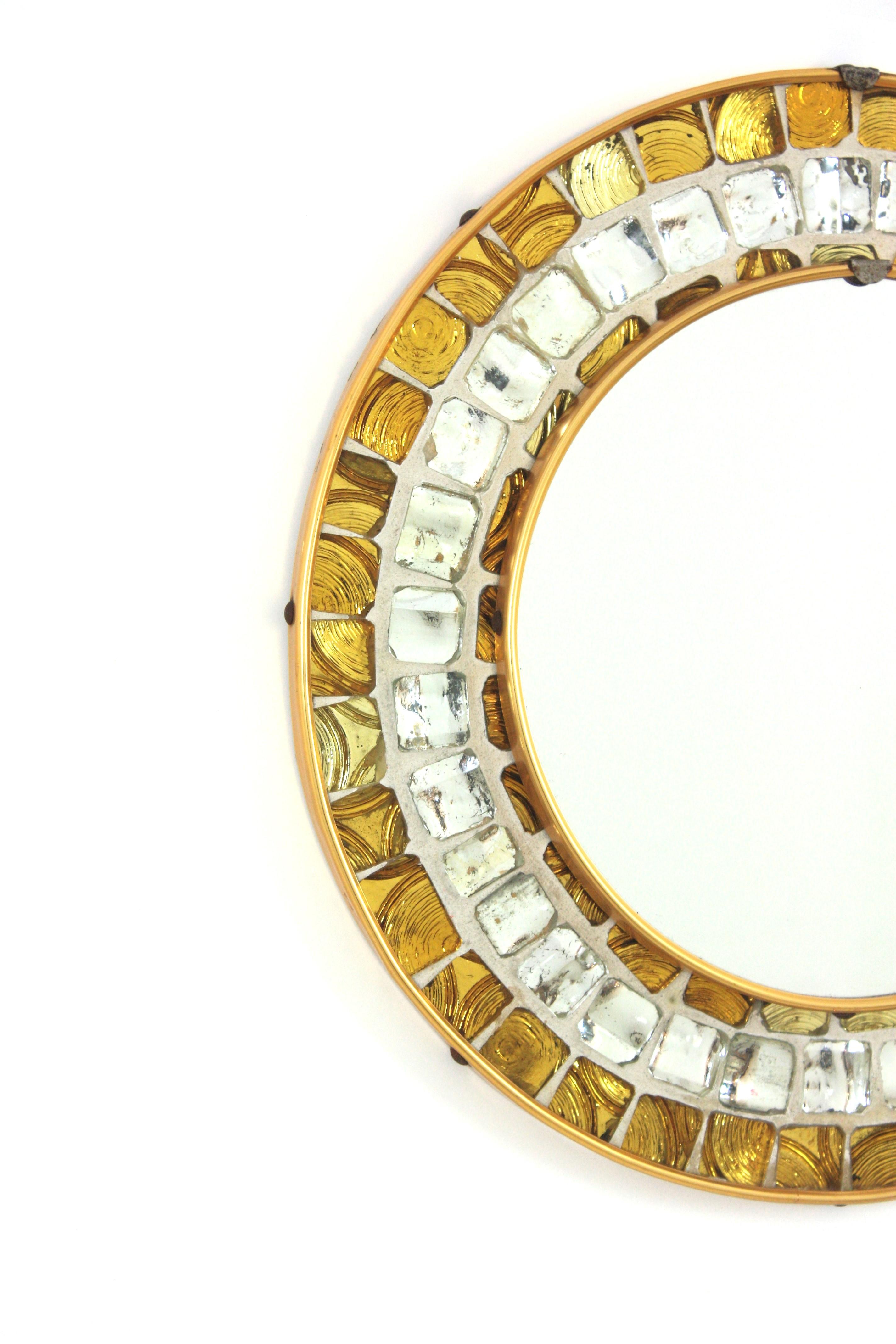 Verre Miroir mural rond du milieu du siècle avec cadre en mosaïque de verre doré et argenté en vente
