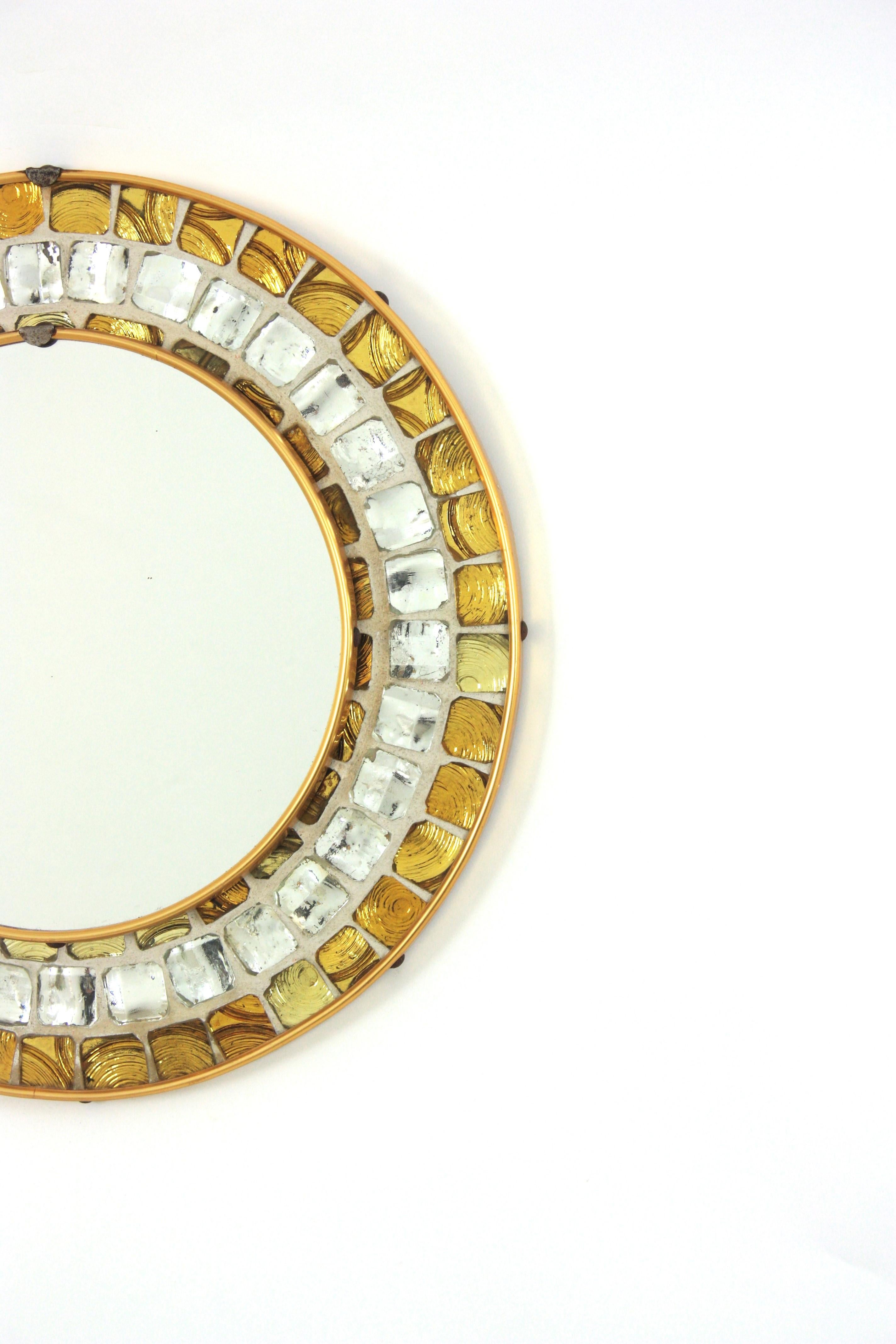 Miroir mural rond du milieu du siècle avec cadre en mosaïque de verre doré et argenté en vente 1