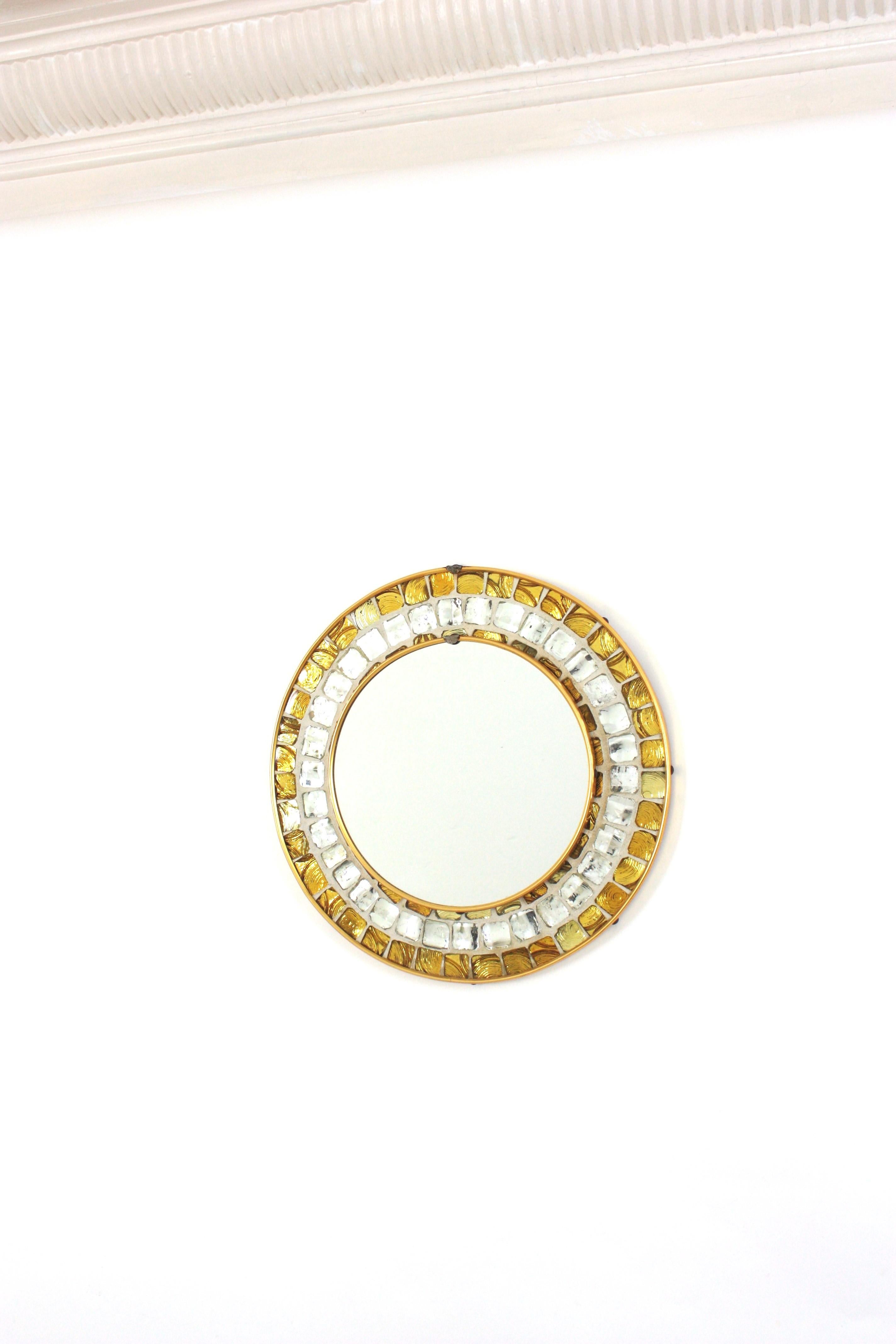 Miroir mural rond du milieu du siècle avec cadre en mosaïque de verre doré et argenté en vente 2