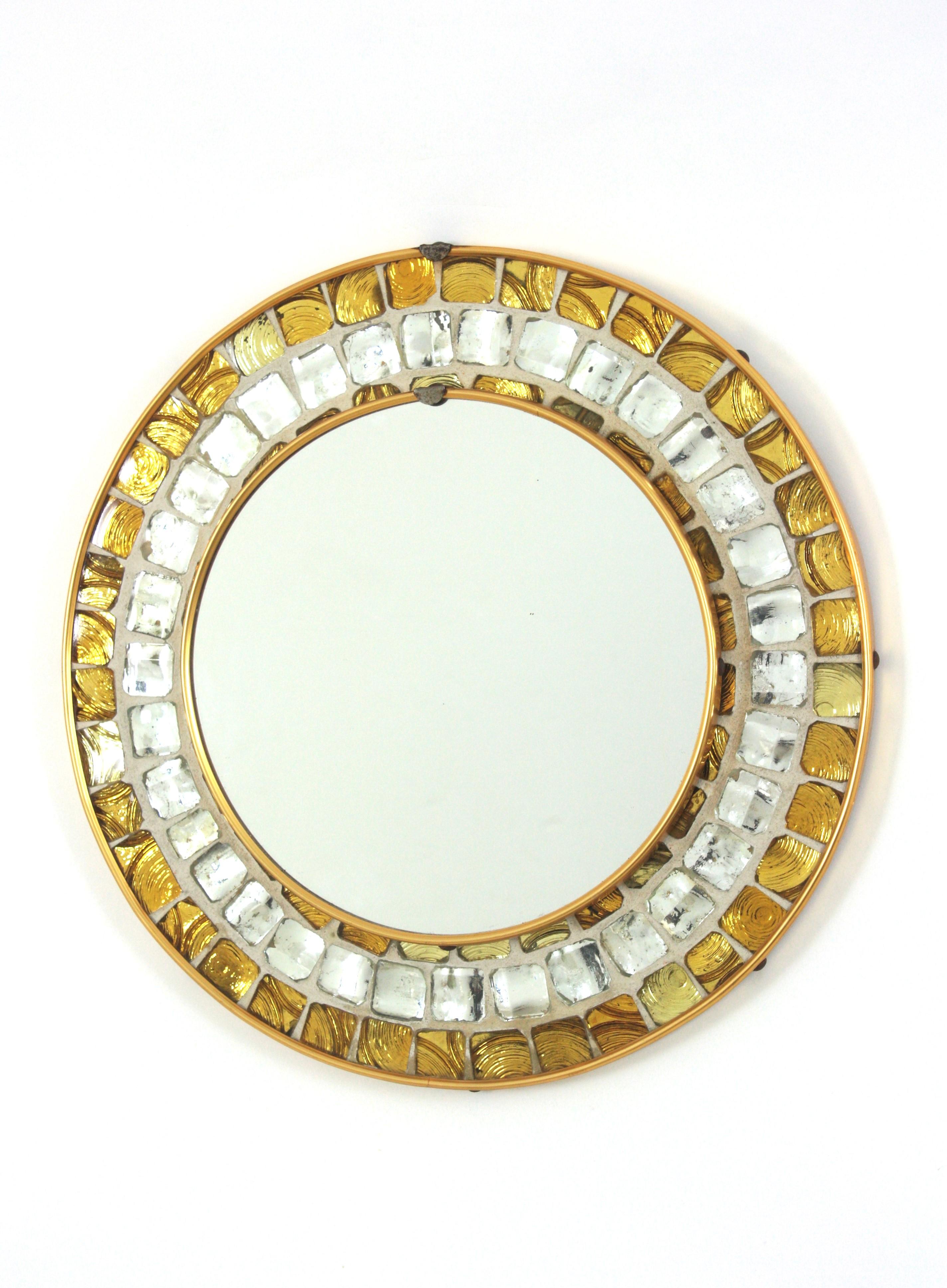 Miroir mural rond du milieu du siècle avec cadre en mosaïque de verre doré et argenté en vente 3