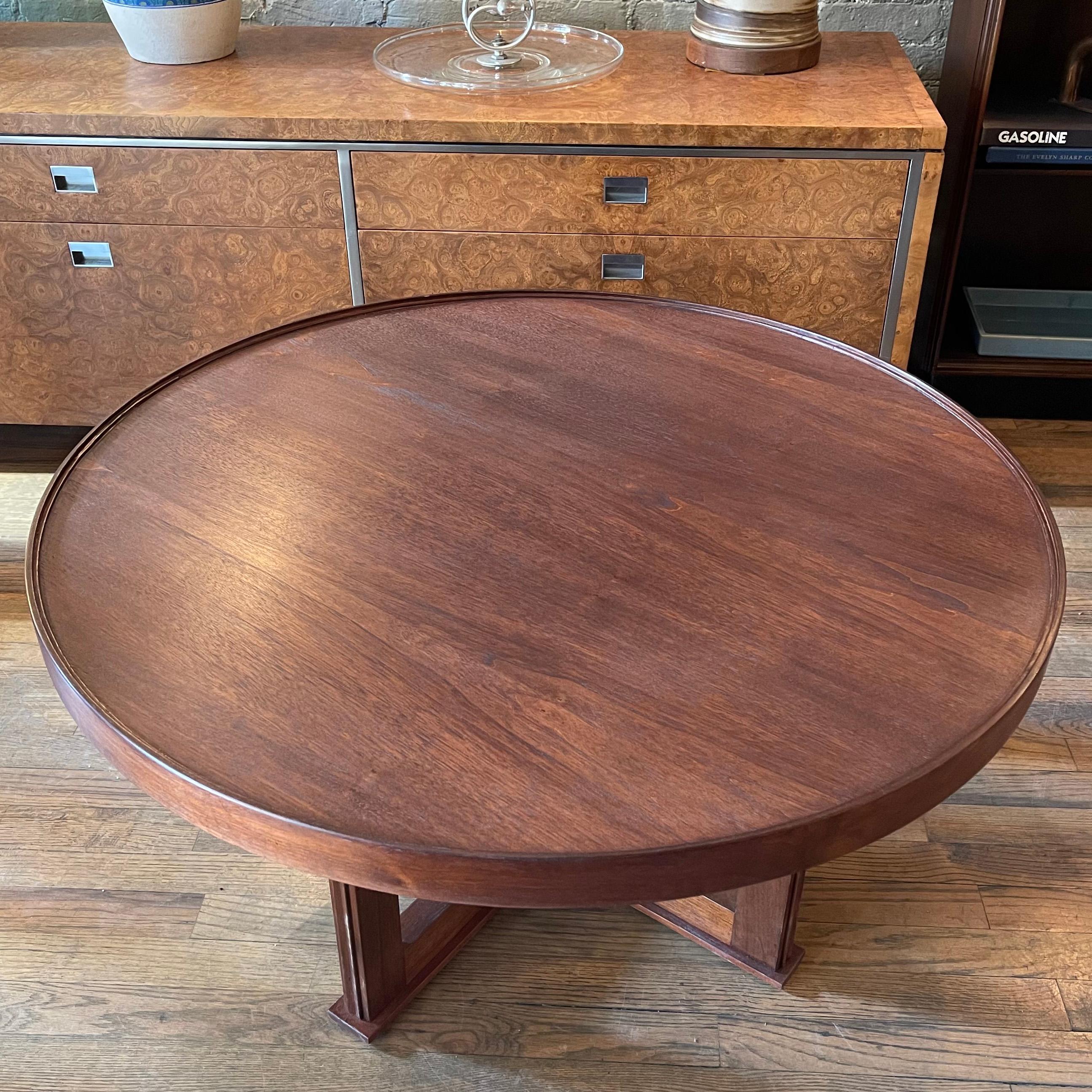 Midcentury Round Walnut Coffee Table In Good Condition In Brooklyn, NY