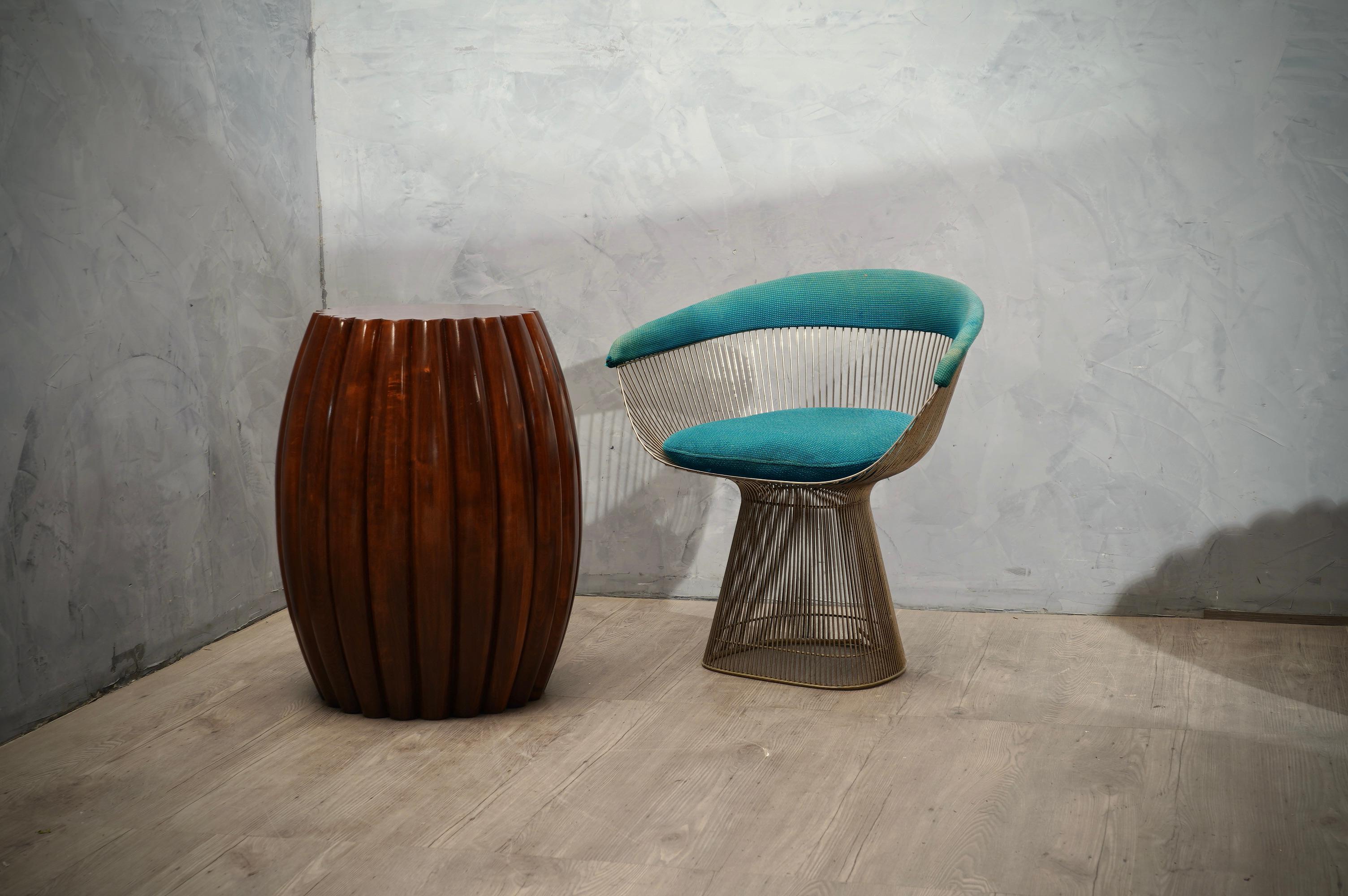 All elegance and style for this pair of side tables, composed of a wonderful essence of Italian walnut, captivating design.

The pair of tables is round in shape, and tends to widen in the central part. Longitudinally it has a very particular rib