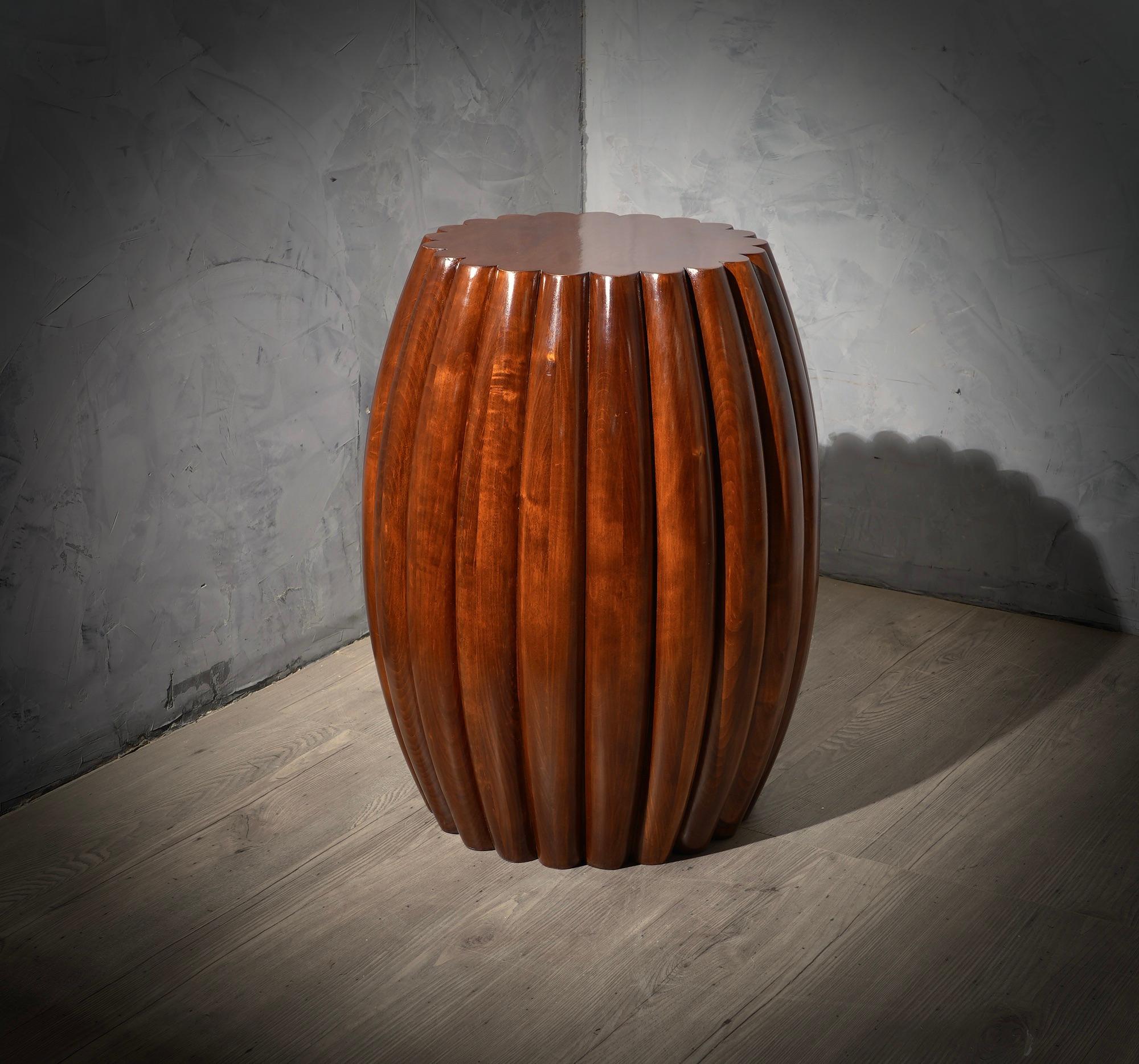 Eleganz und Stil für dieses Paar Beistelltische, bestehend aus einer wunderbaren Essenz aus italienischem Nussbaum, fesselndes Design.

Das Tischpaar hat eine runde Form, die in der Mitte breiter wird. In Längsrichtung hat er eine ganz besondere