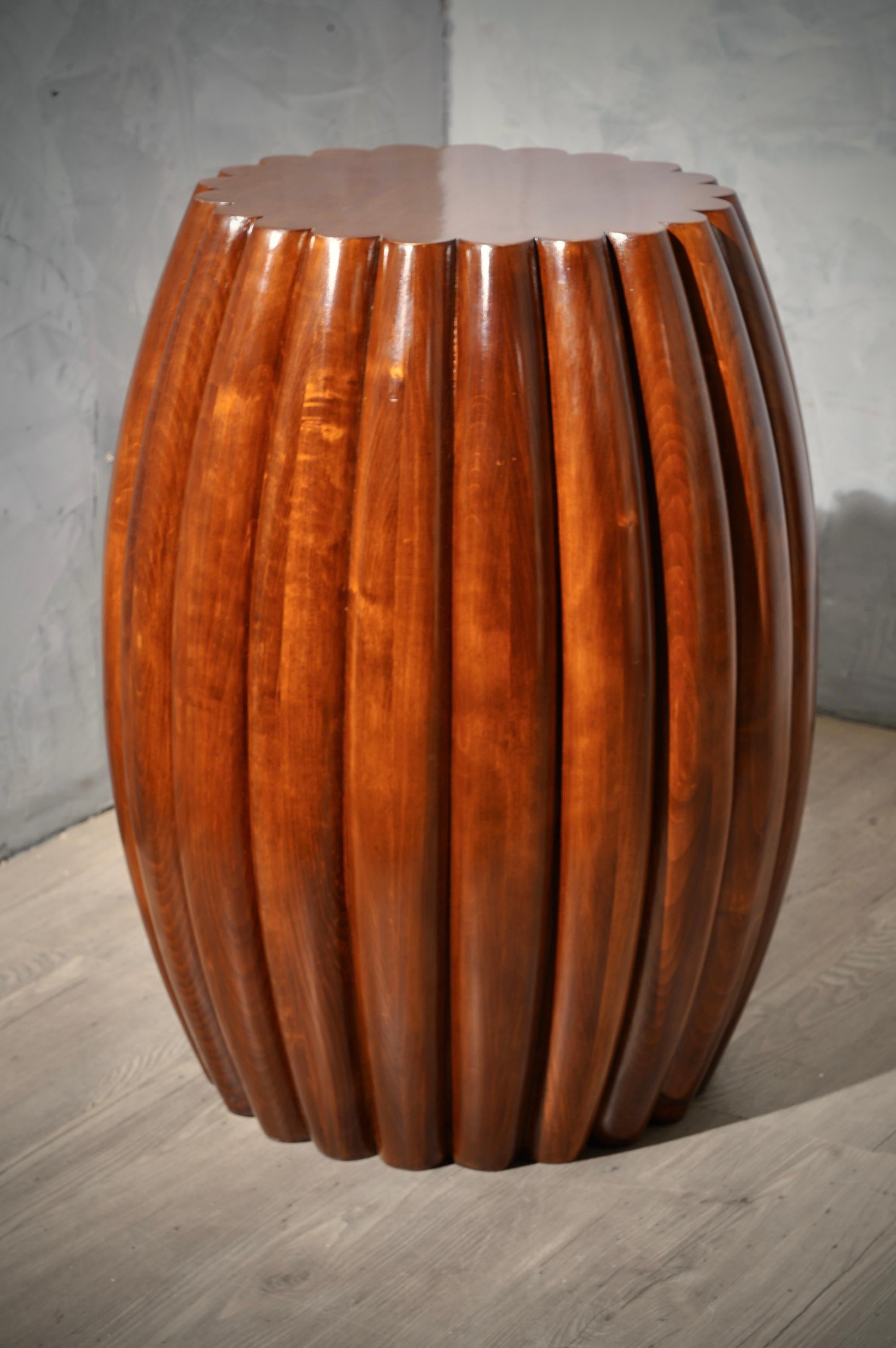 Runder italienischer Beistelltisch aus Nussbaumholz aus der Mitte des Jahrhunderts, 1970 (Moderne der Mitte des Jahrhunderts)