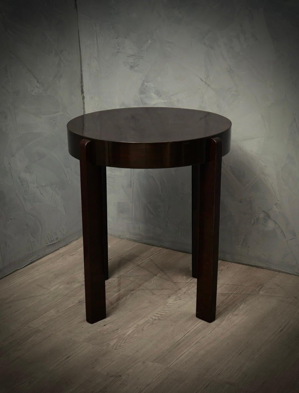 Simple but elegant workmanship for this side table, with slender legs and a beautiful patina project it in a refined style. Square, elegant, just the right size, the coffee table will give a luxurious look to your home.

All veneered in walnut wood