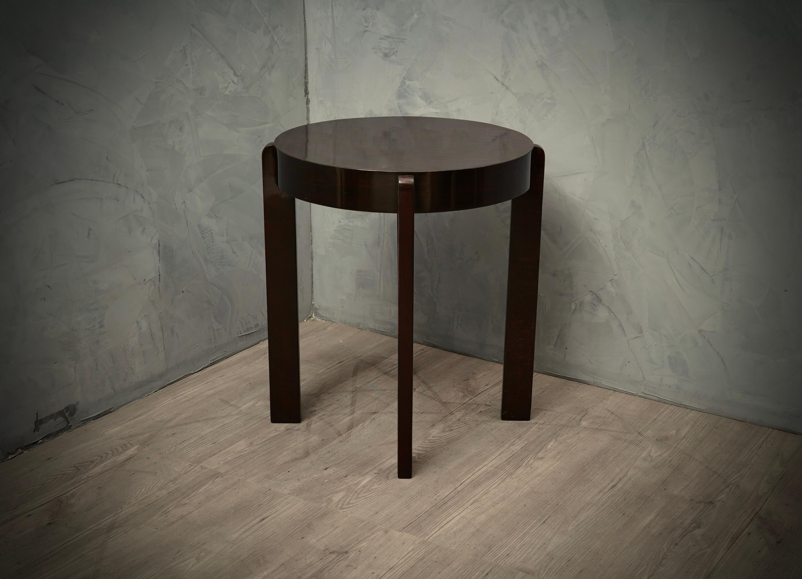 Midcentury Round Walnut Wood Stained in Dark Red Side Table, 1940 In Good Condition For Sale In Rome, IT