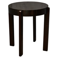 Mesa auxiliar redonda de madera de nogal teñida de rojo oscuro, 1940