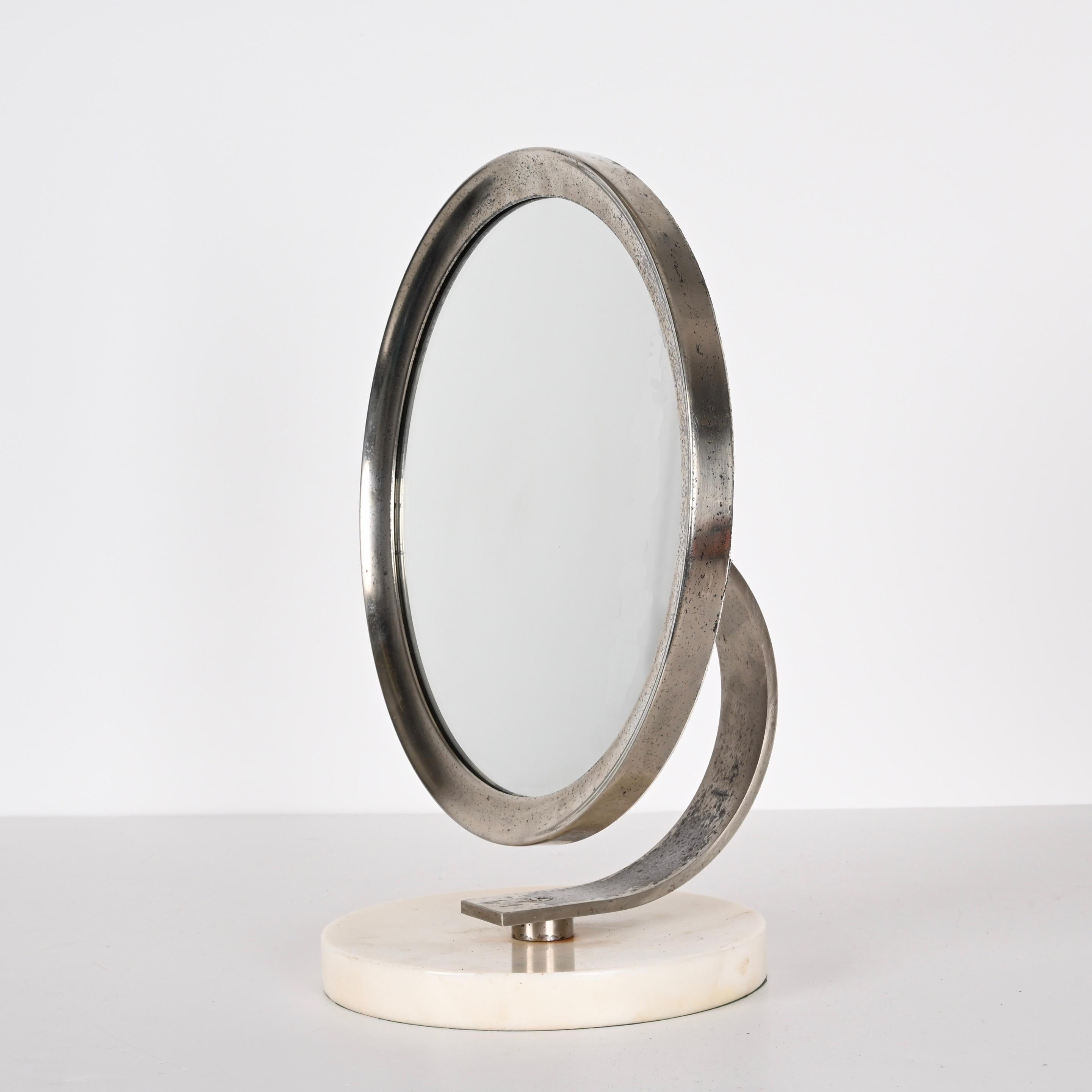 Miroir de coiffeuse italien rond du milieu du siècle dernier en marbre blanc de Carrare et acier, années 1960 en vente 9