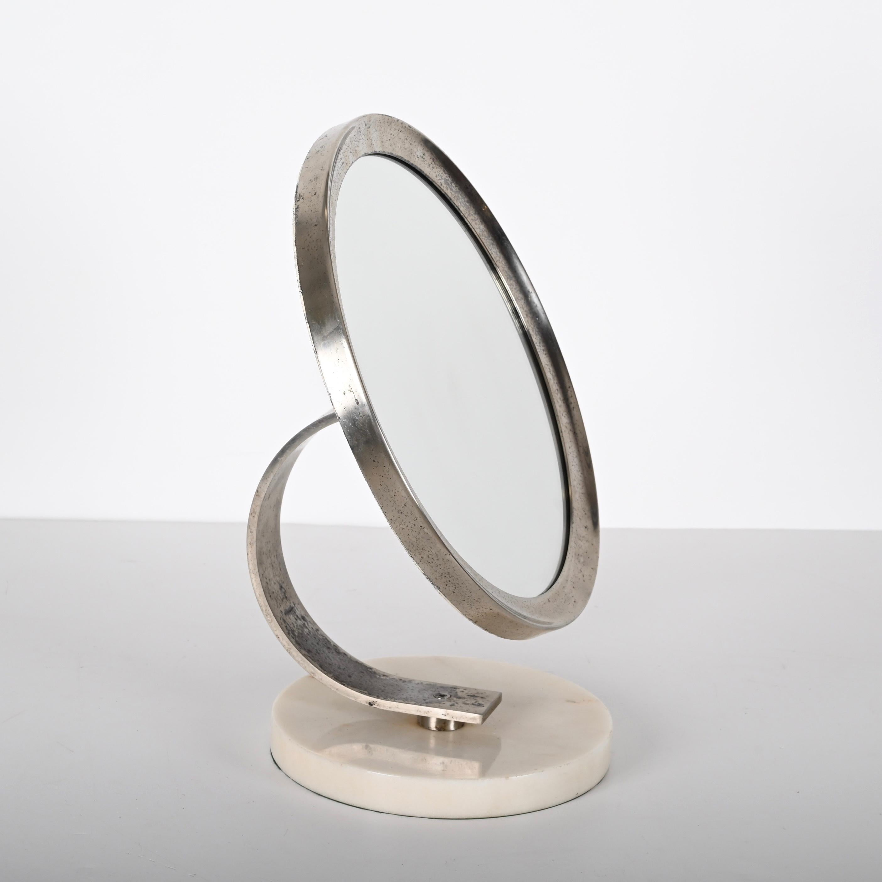 Unglaubliche Mitte des Jahrhunderts weißem Carrara-Marmor und Stahl runden Schminktisch Spiegel. Dieser fantastische Artikel wurde in den 1960er Jahren in Italien entworfen.

Es handelt sich um einen schönen Frisiertischspiegel mit einem runden