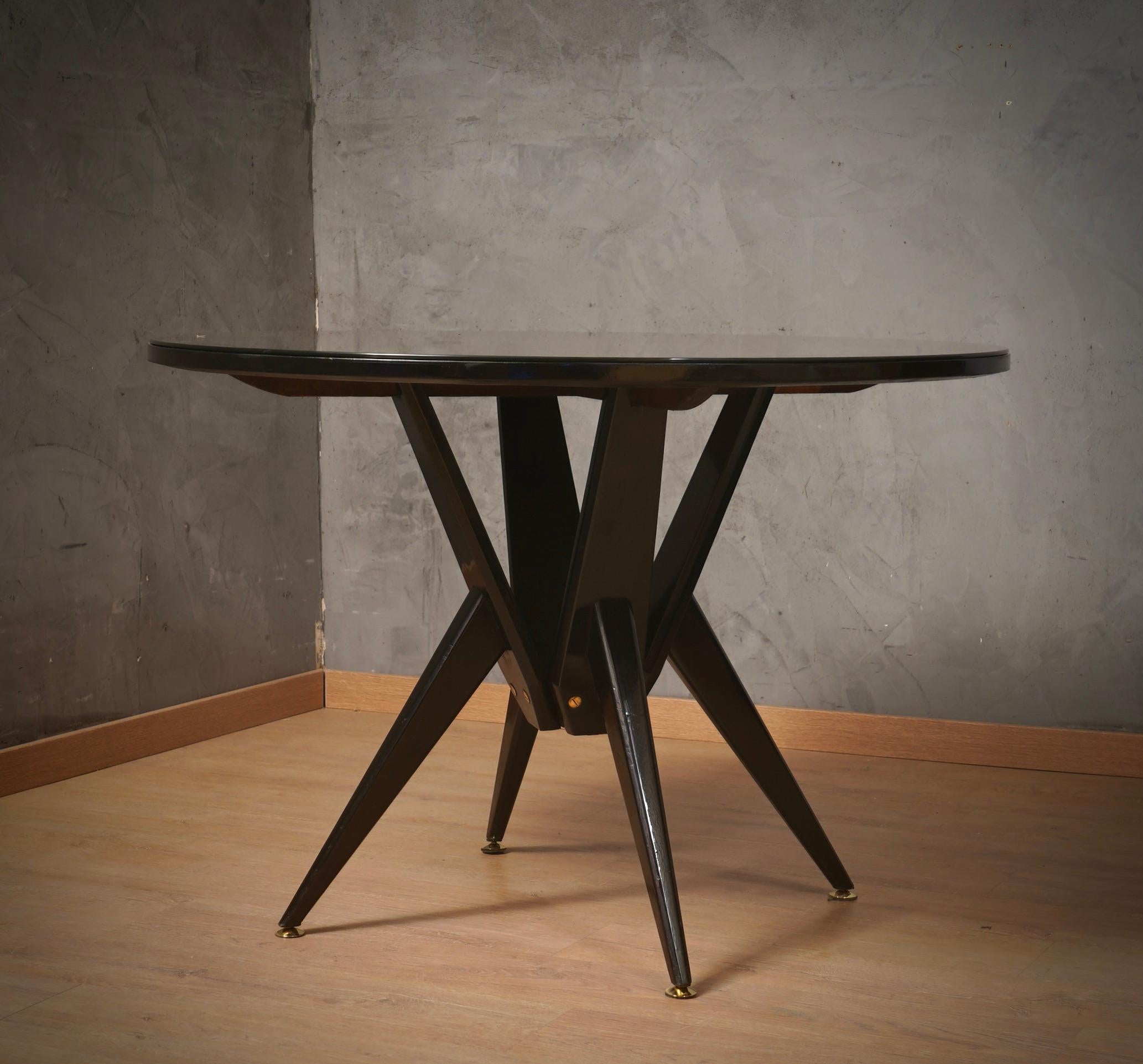 Table de salle à manger / table de centre en bois noir, verre et laiton, 1950 en vente 3