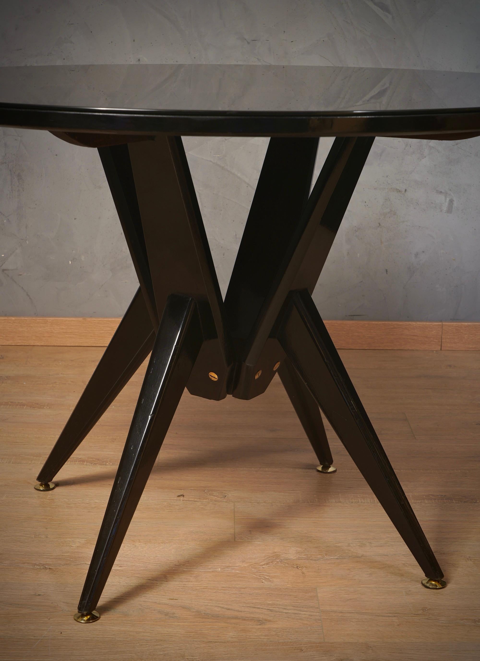 Mid-Century Modern Table de salle à manger / table de centre en bois noir, verre et laiton, 1950 en vente