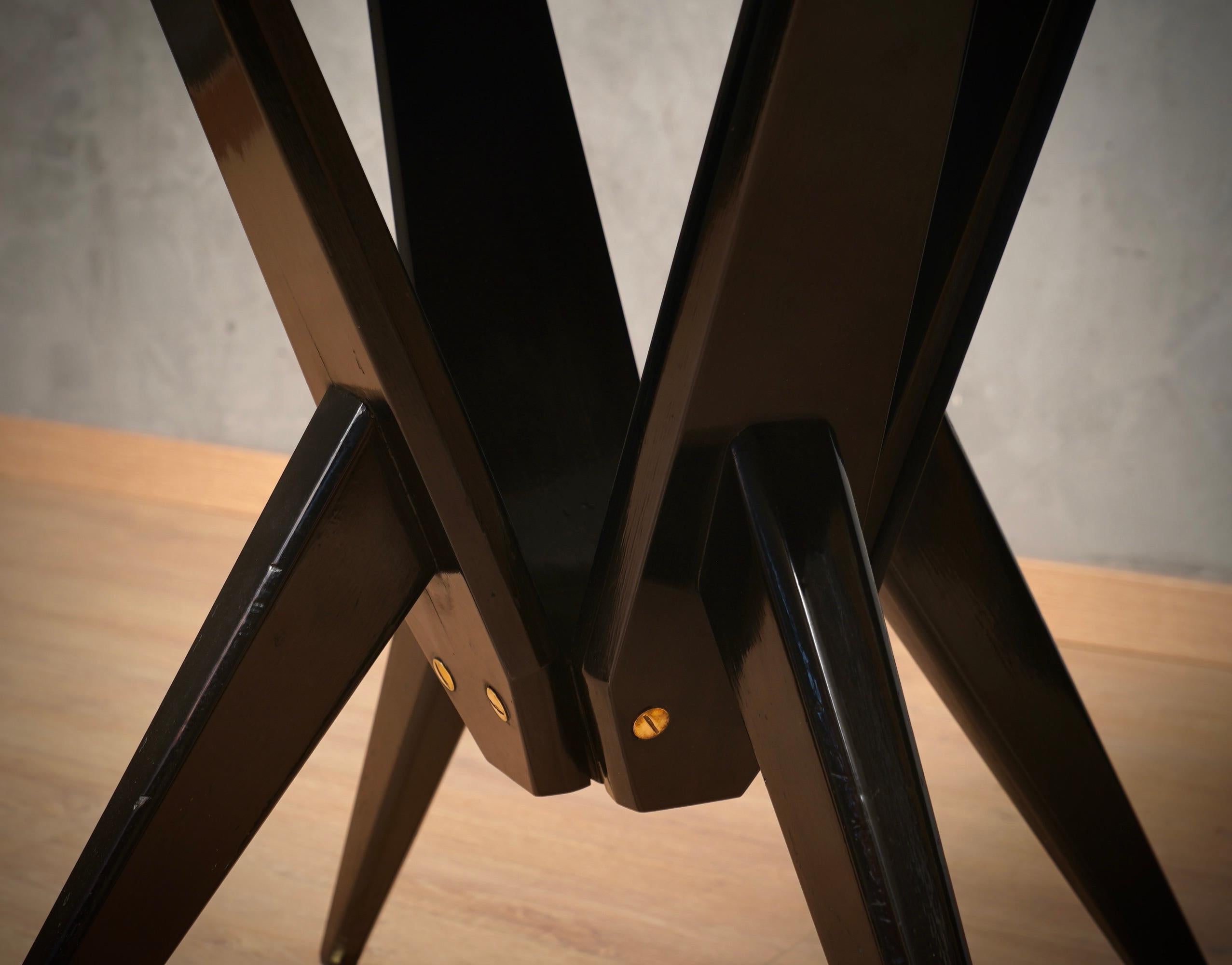 italien Table de salle à manger / table de centre en bois noir, verre et laiton, 1950 en vente