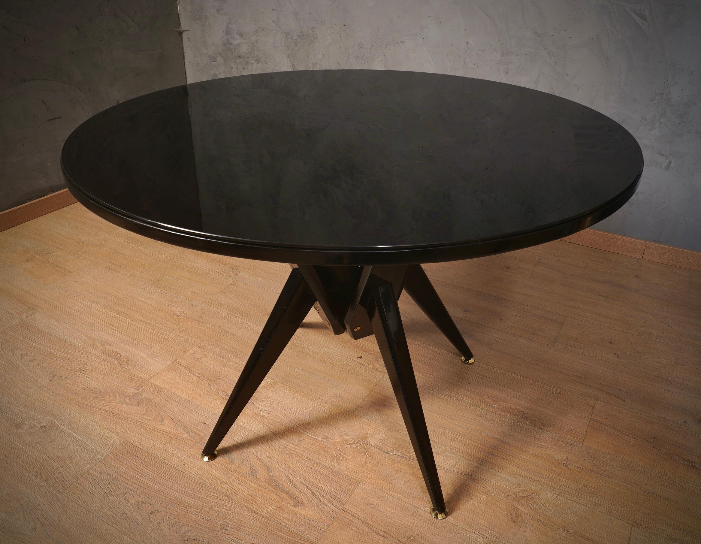 Milieu du XXe siècle Table de salle à manger / table de centre en bois noir, verre et laiton, 1950 en vente