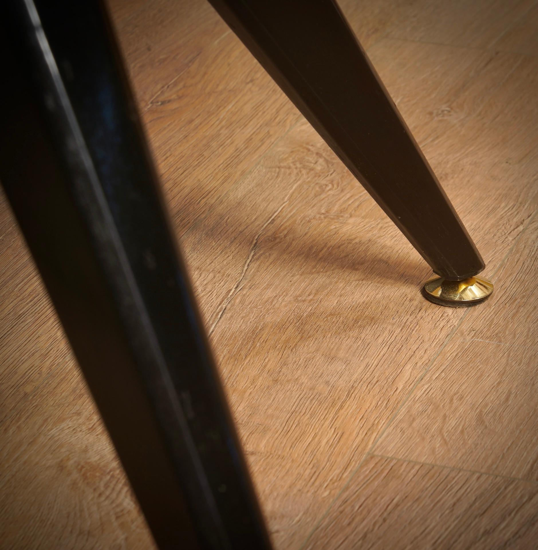 Table de salle à manger / table de centre en bois noir, verre et laiton, 1950 en vente 1