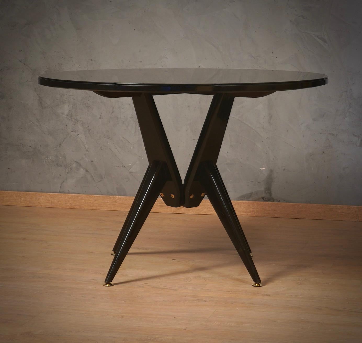 Table de salle à manger / table de centre en bois noir, verre et laiton, 1950 en vente 2