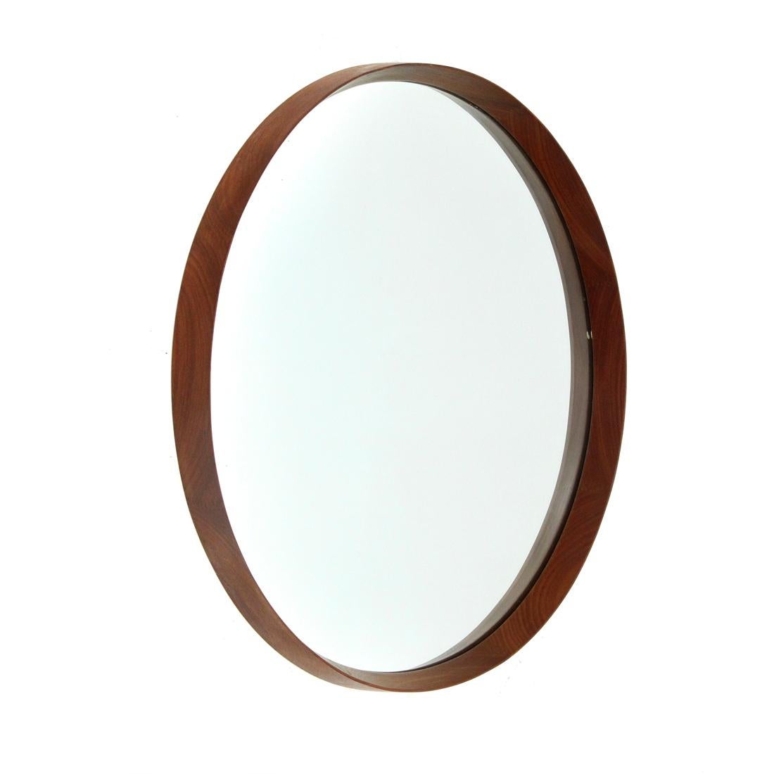 Italian manufacture mirror produced in the 1960s.
Curved wooden frame with tapered edges.
Mirrored surface in mirrored glass.
Good general conditions, some signs due to normal use over time.

Dimensions: Diameter 53 cm, depth 4.5 cm.