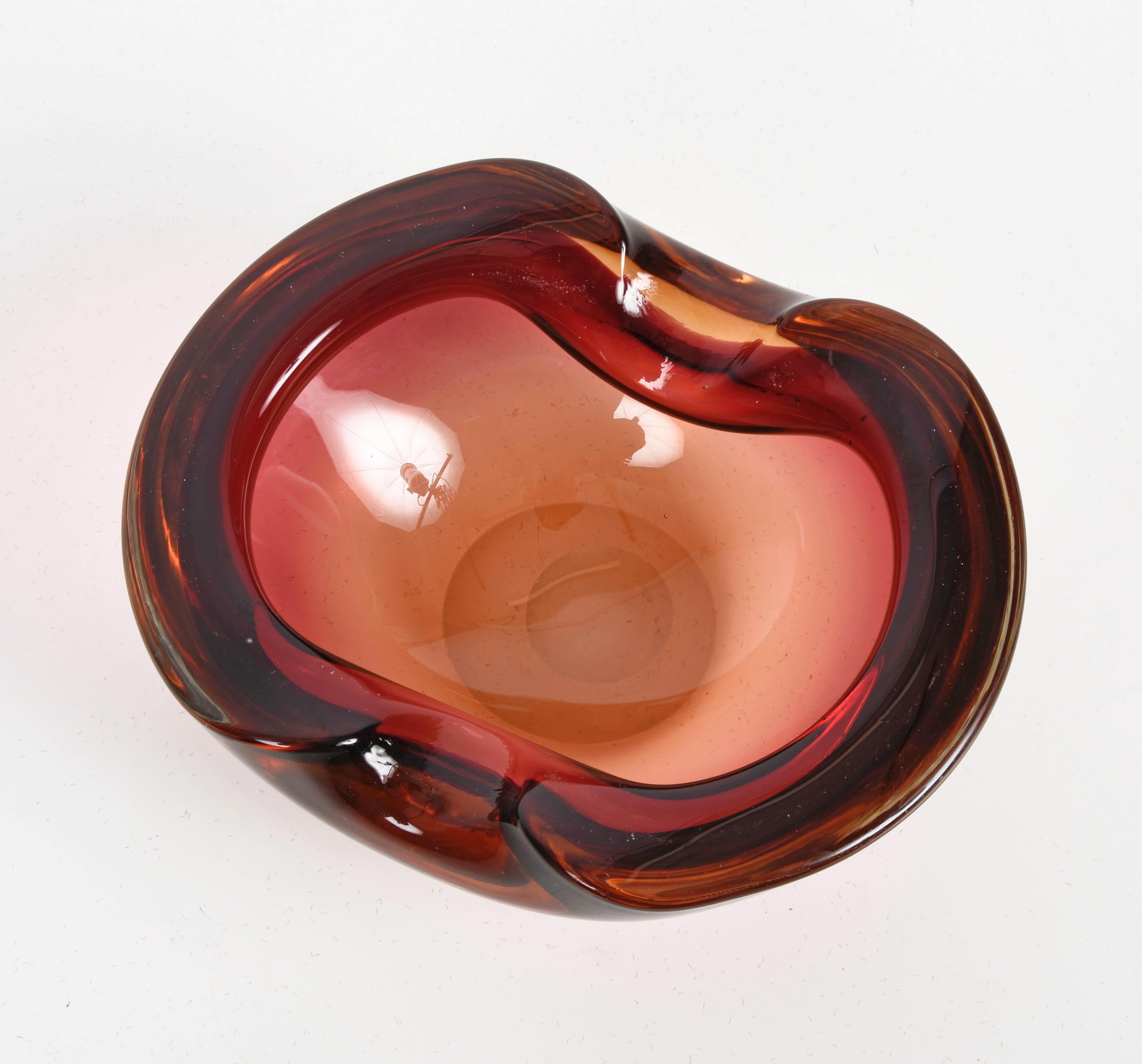 Bol ou cendrier italien en verre de Murano « Sommerso » rouge rubis du milieu du siècle dernier, années 1960 en vente 8