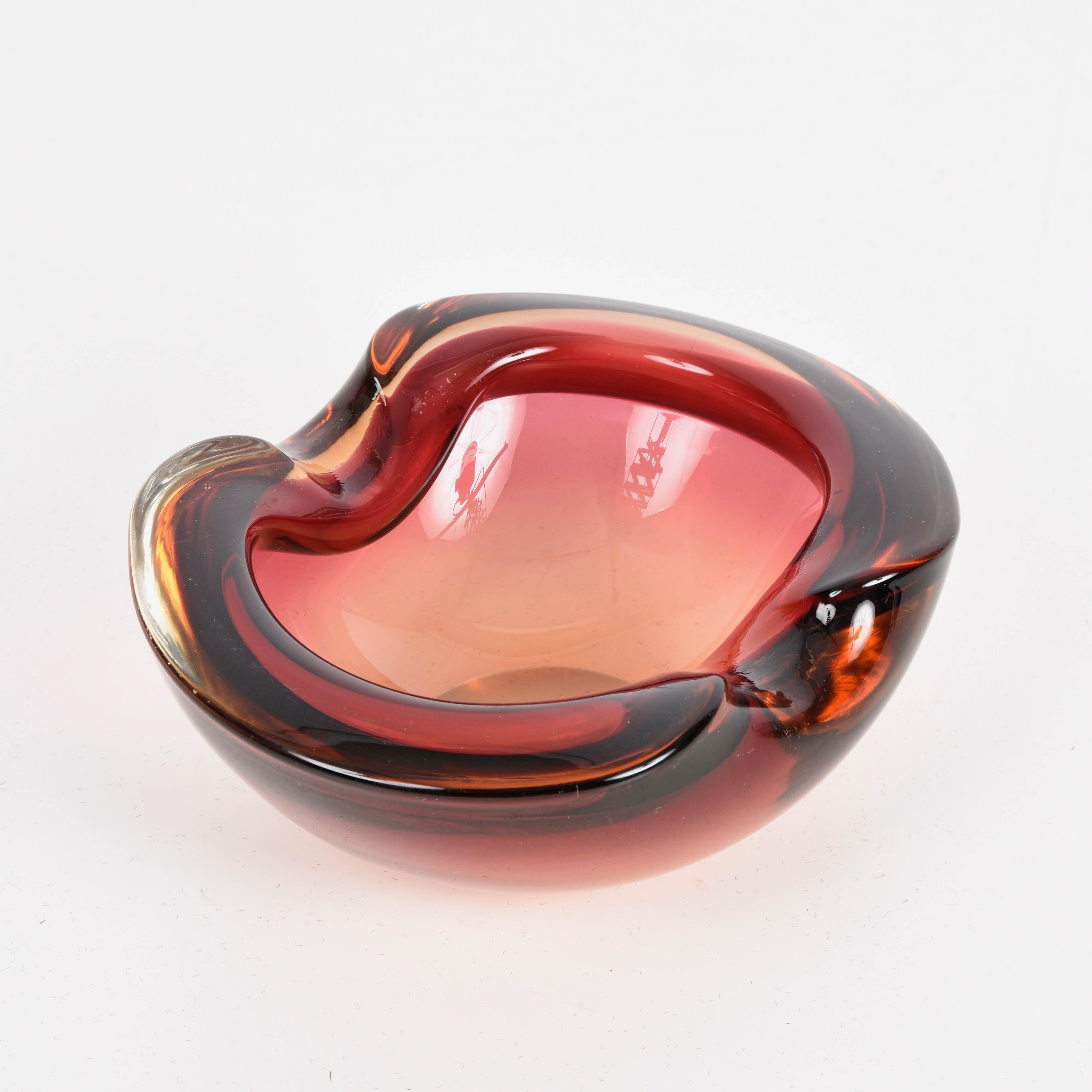 Magnifique bol ou cendrier en verre de Murano en forme de cœur, rouge rubis et cristal. Cette pièce étonnante a été produite en Italie dans les années 1960.

Cette magnifique pièce est un parfait mélange des lignes sinueuses et des couleurs du