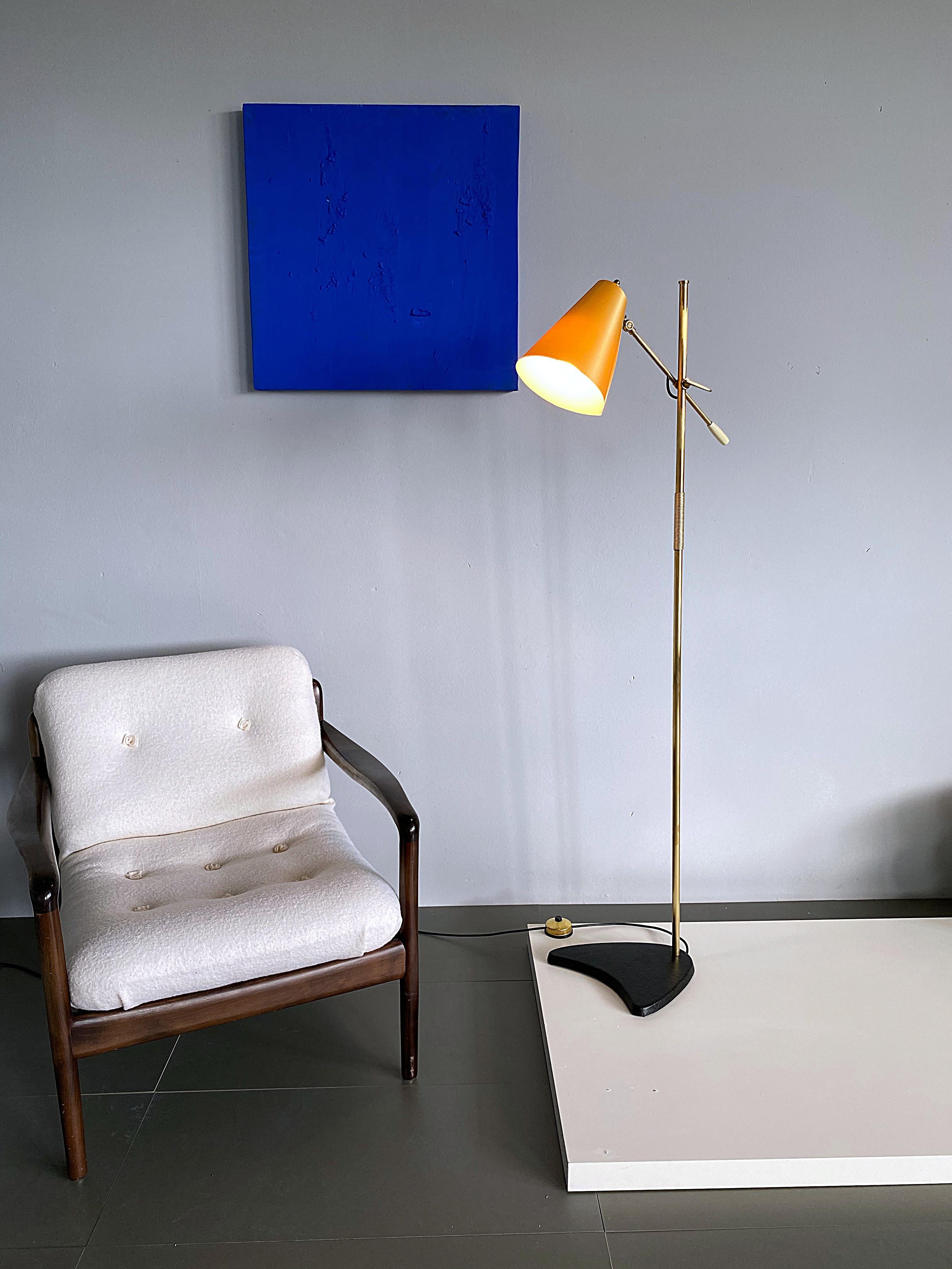 Schlichte und elegante Stehleuchte aus der Mitte des Jahrhunderts, hergestellt von Rupert Nikoll in Wien. Die Lampe ist aus Messingrohren mit Gusseisenfuß gefertigt. Der Schirm ist verstellbar und sorgt für ein gleichmäßiges, großflächiges Licht.