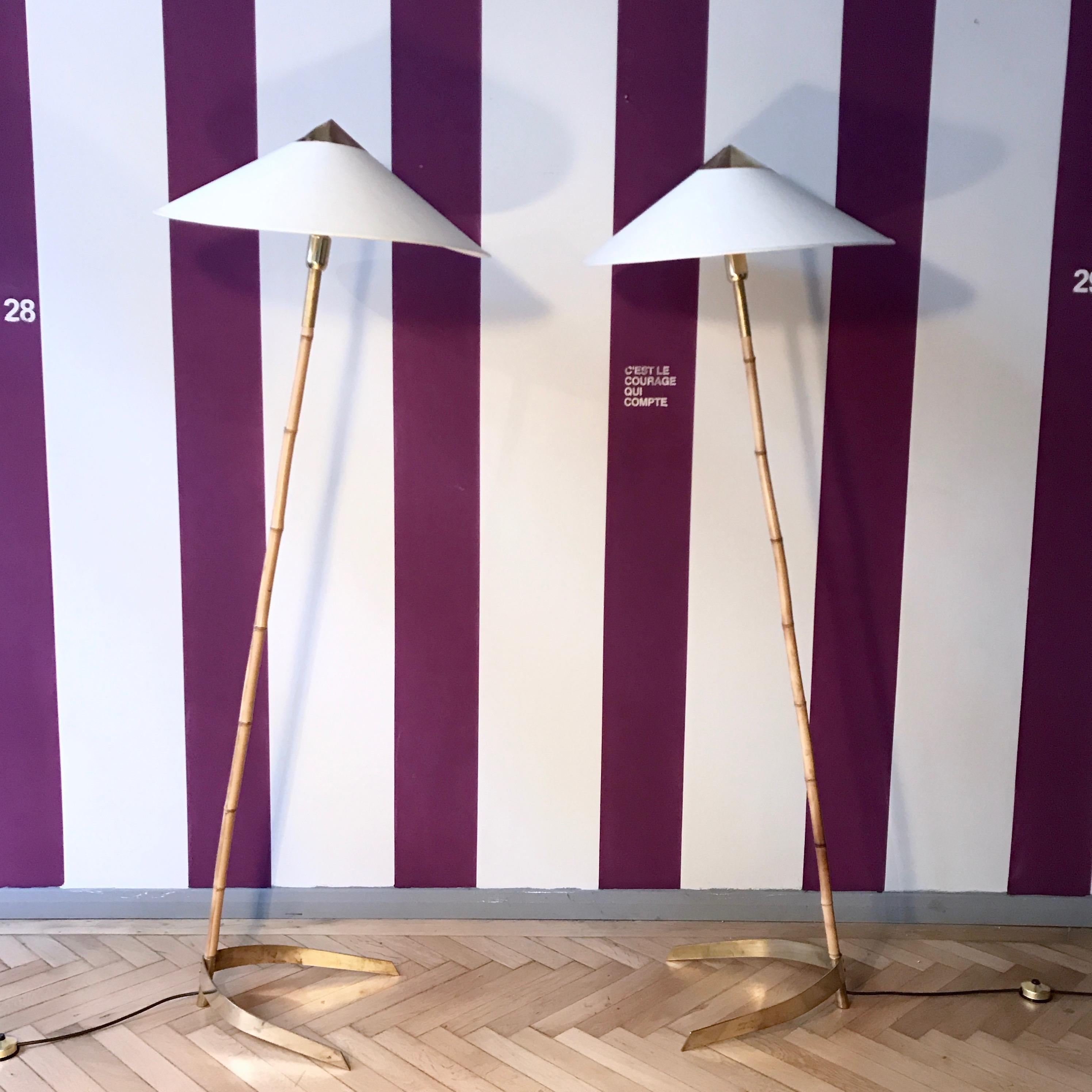 Schlichte und elegante Stehleuchte aus der Mitte des Jahrhunderts:: hergestellt von Rupert Nikoll in Wien. Die Lampe ist aus Bambusrohren gefertigt und hat einen hufeisenförmigen Messingfuß. Der Schirm ist verstellbar und sorgt für ein
