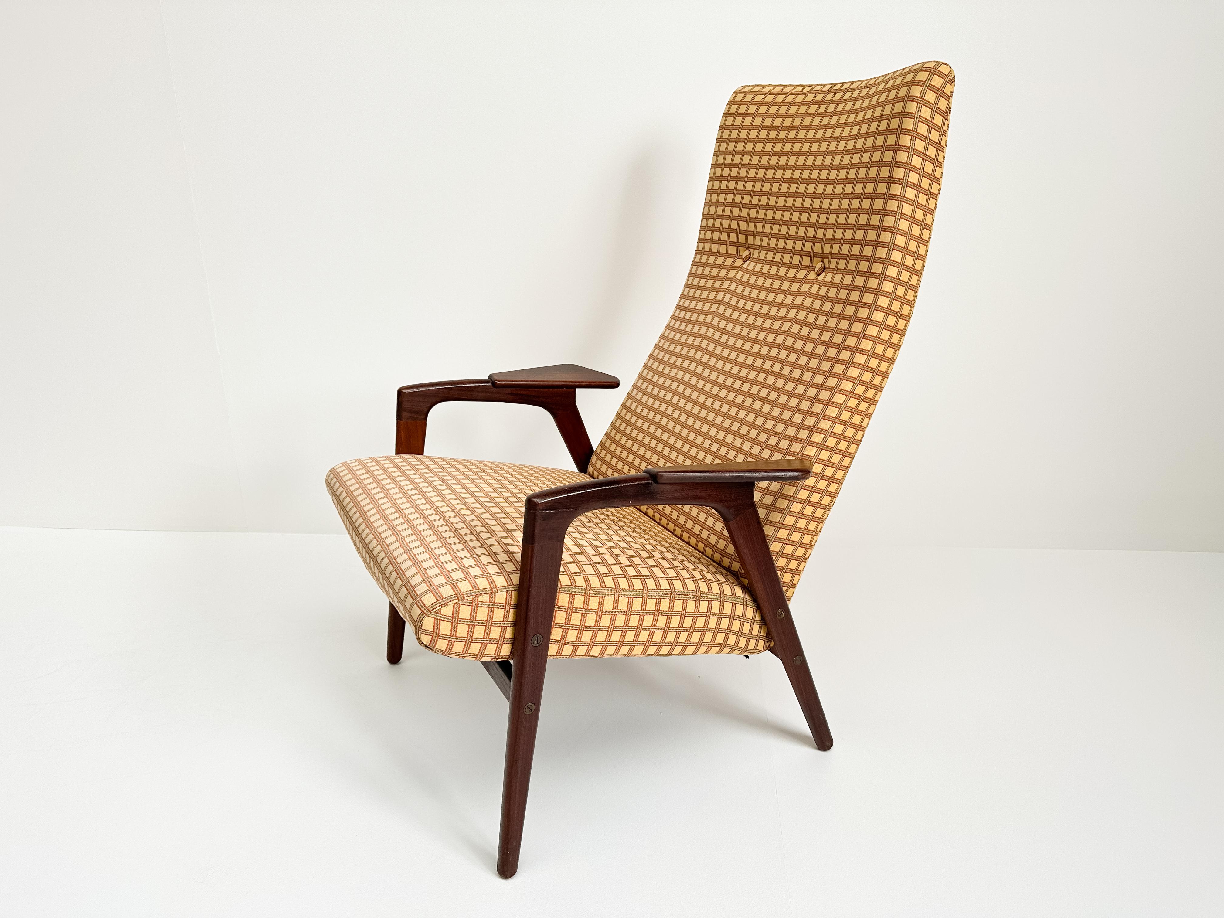 The iconic Ruster lounge chair, crafted by the renowned Swedish designer Yngve Ekström and produced by Pastoe in the 1960s, is a timeless piece of Scandinavian design. Yngve Ekström, celebrated for his multifaceted talents as a furniture designer,