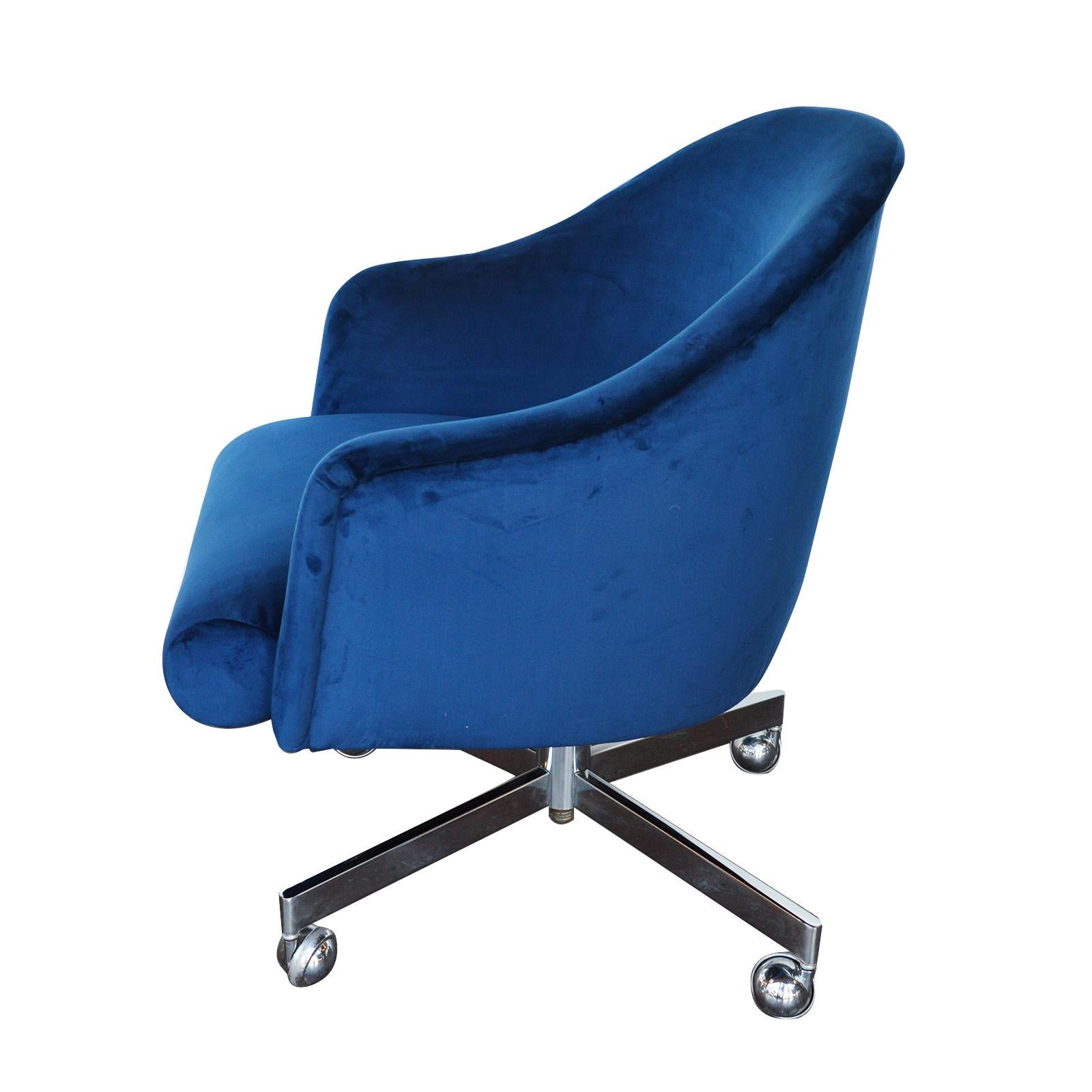 Mid Century Saarinen forknoll executive armchair.