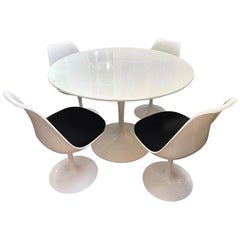 Midcentury Saarinen Style Dining Set Tulip Tisch und vier Stühle