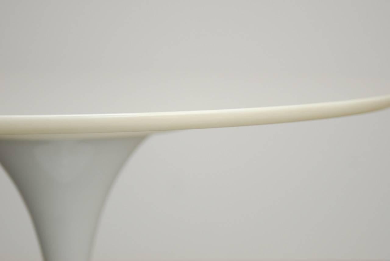 Midcentury Saarinen Style White Tulip Table In Good Condition In Rio Vista, CA