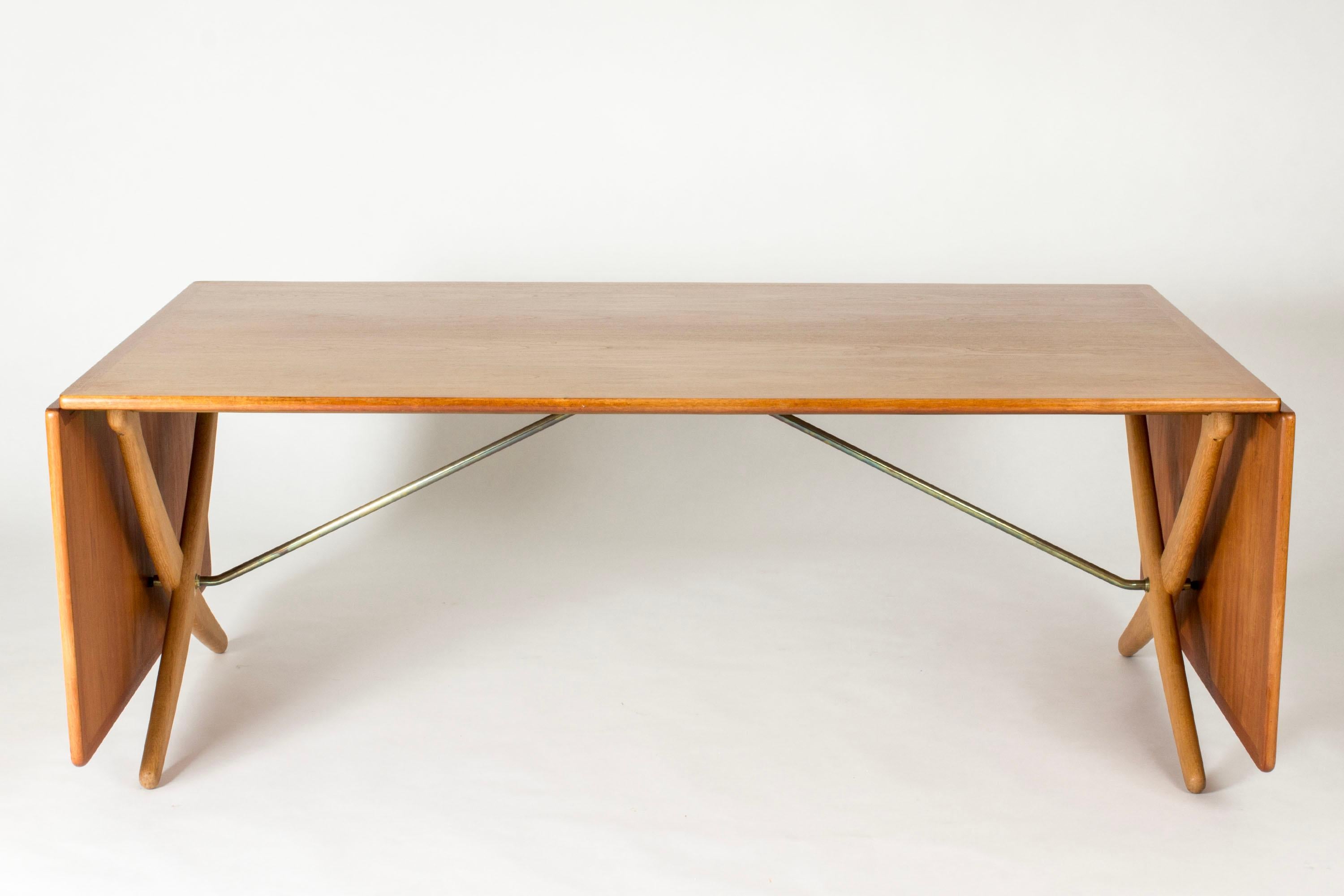 Scandinave moderne Table de salle à manger à pieds de sabre de Hans J. Wegner, Danemark, années 1960 en vente