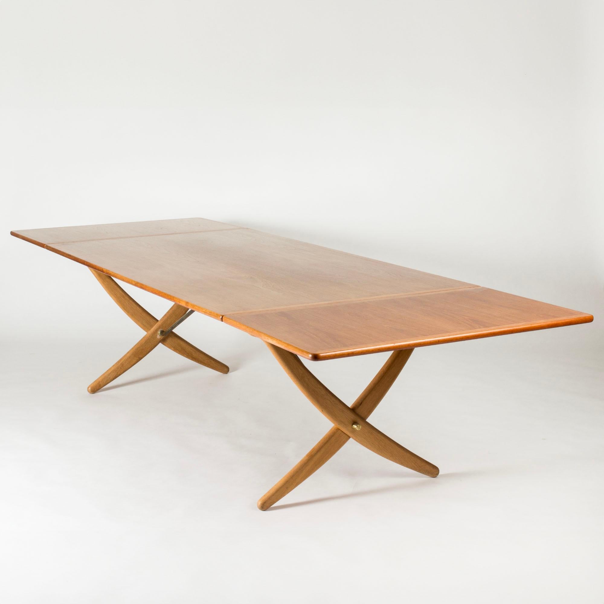 Danois Table de salle à manger à pieds de sabre de Hans J. Wegner, Danemark, années 1960 en vente