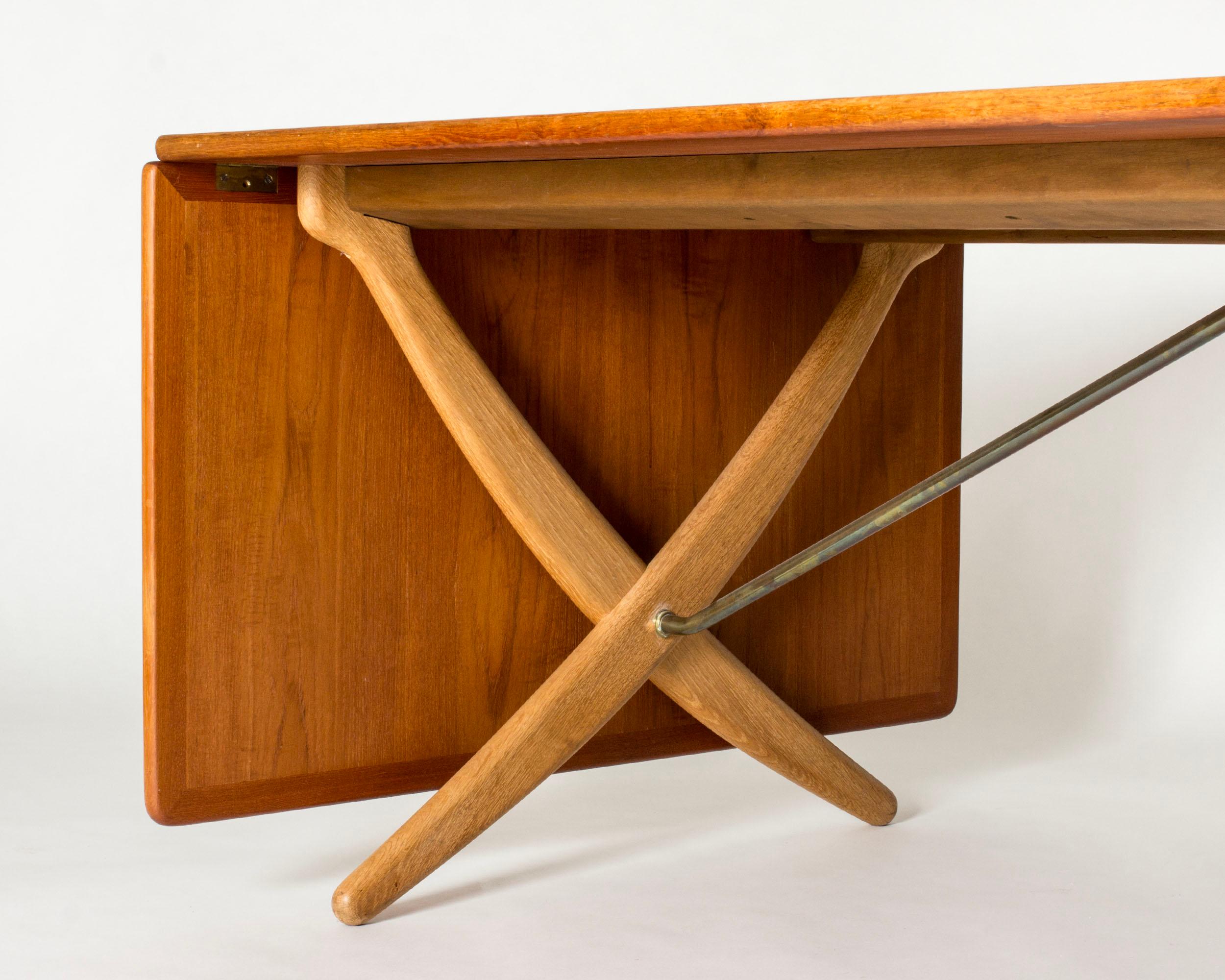 Teck Table de salle à manger à pieds de sabre de Hans J. Wegner, Danemark, années 1960 en vente