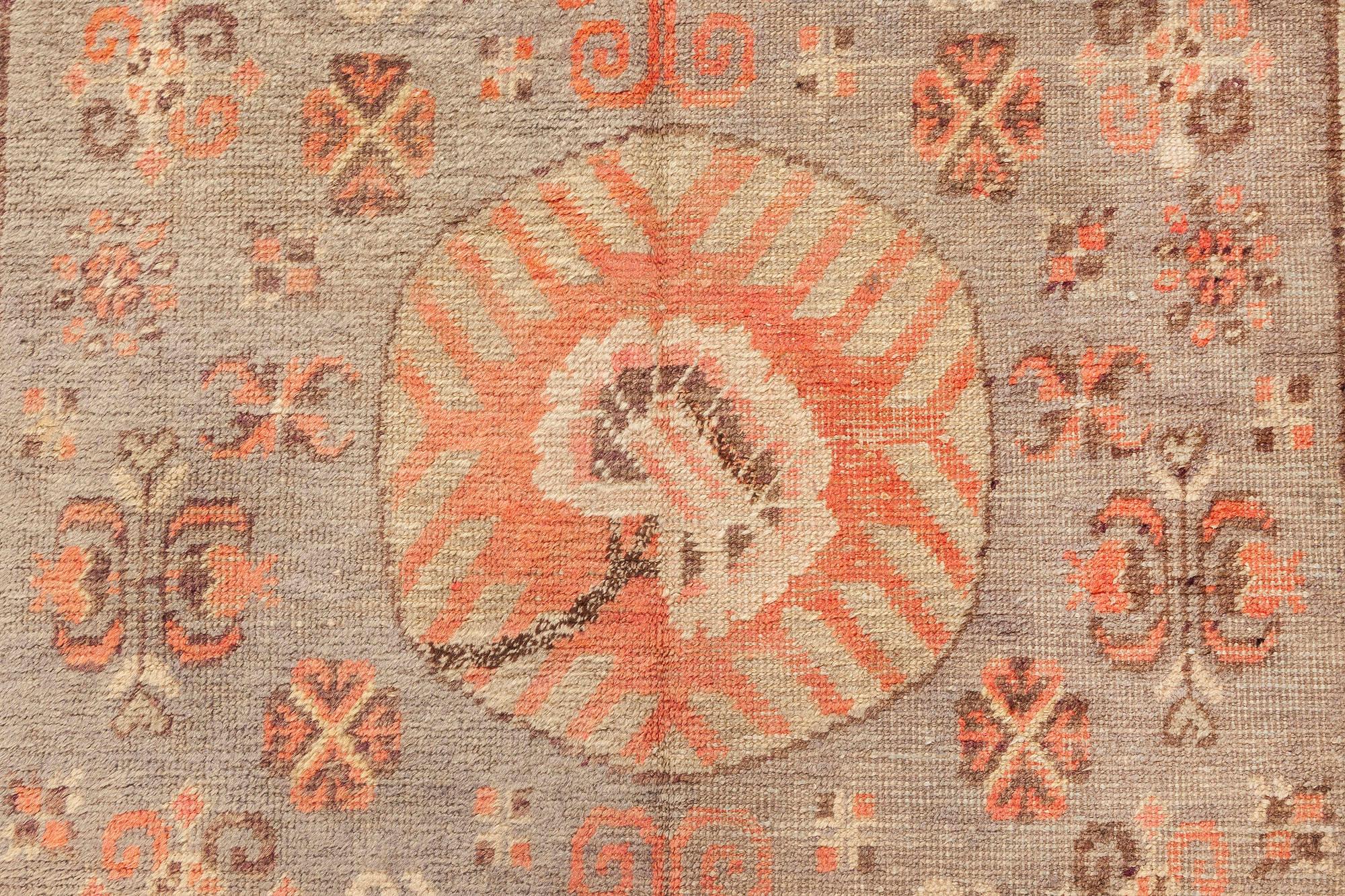Samarkand-Teppich aus der Mitte des Jahrhunderts, handgefertigt aus Wolle in Braun, Grün und Rosa.
Größe: 4'3