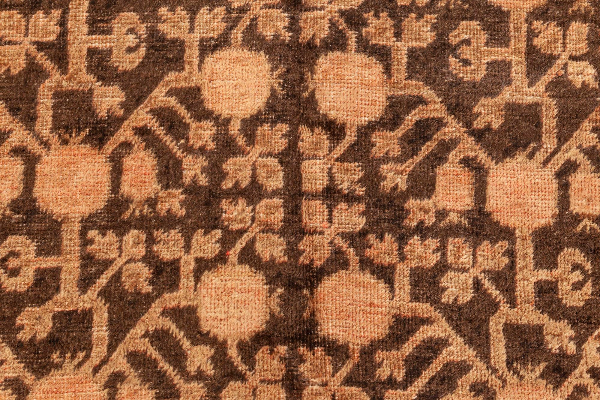 Samarkand midcentury brown and beige wool rug
Size: 6'2