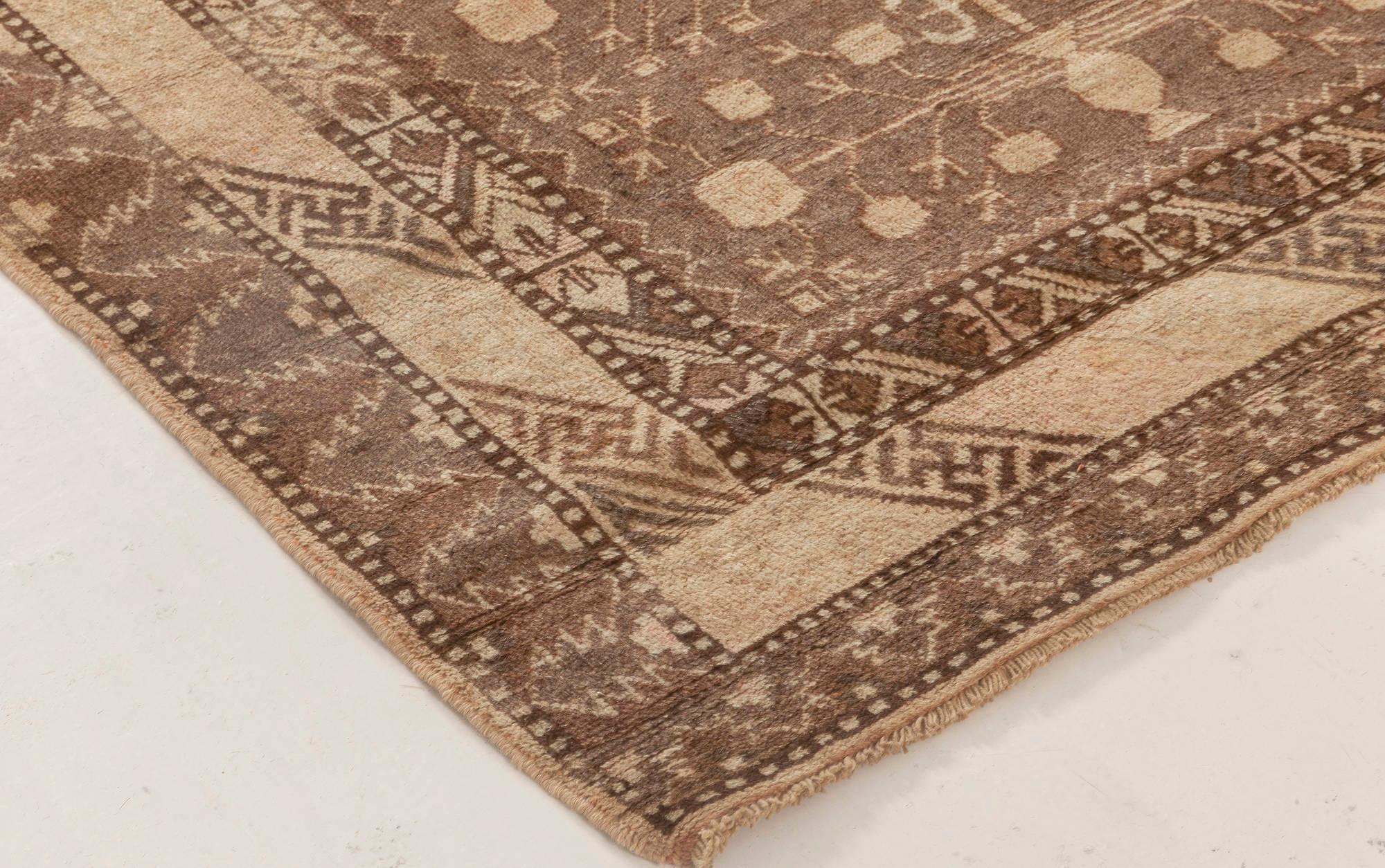Alfombra de lana hecha a mano Samarcanda de mediados de siglo en beige, marrón y morado.
Tamaño: 182 × 264 cm (6'0