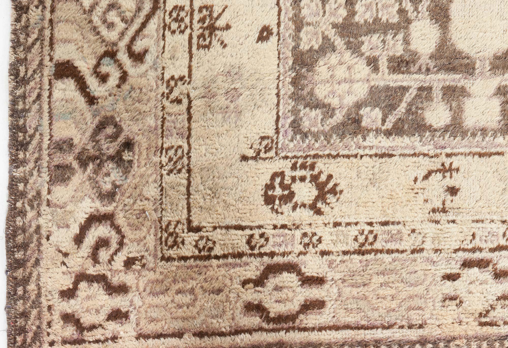 Samarkand beige und braun handgewebter Wollteppich aus der Jahrhundertmitte
Größe: 5'9