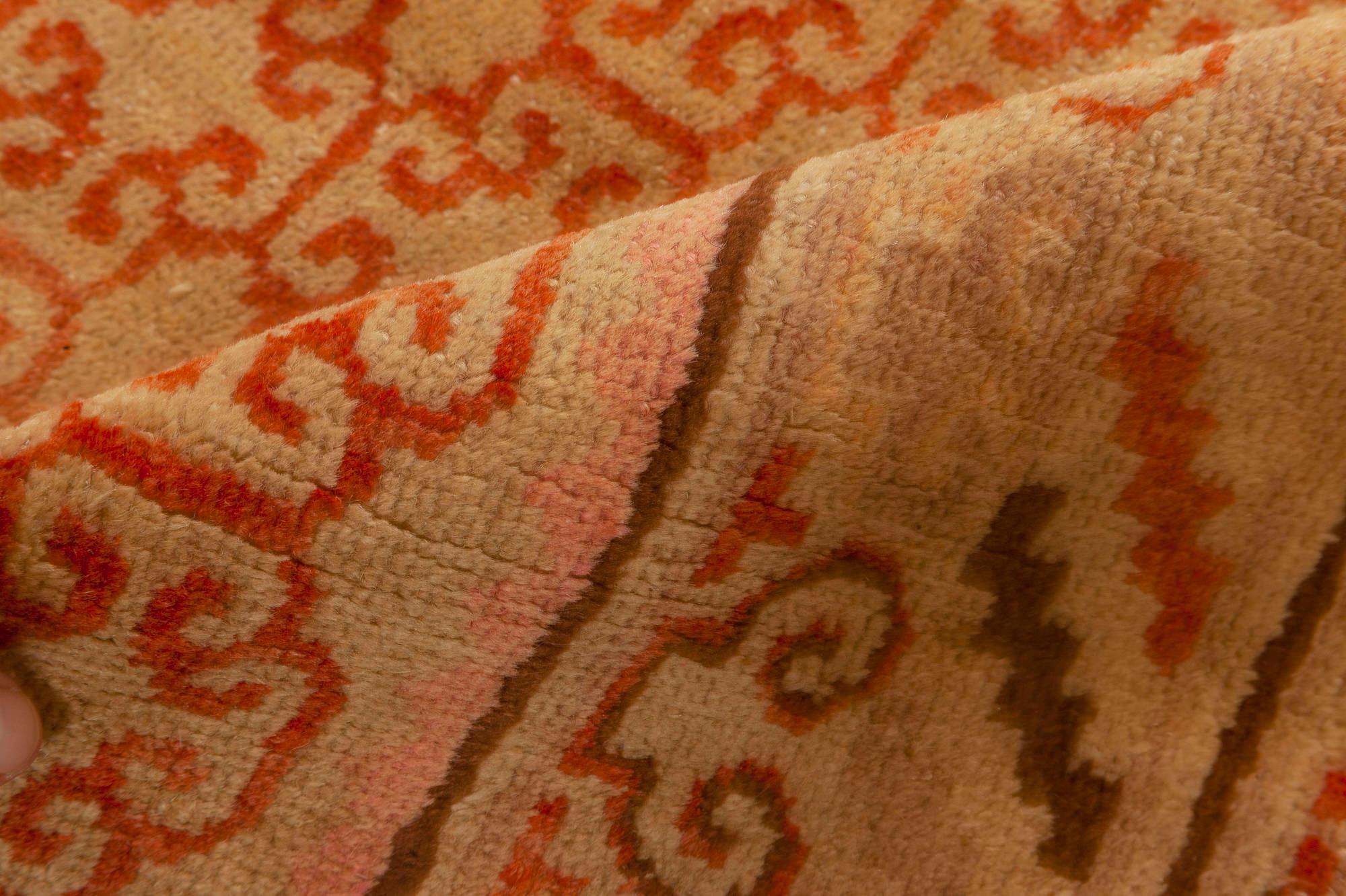 Samarkand-Teppich aus der Mitte des Jahrhunderts, handgefertigt aus Wolle in sandigem Beige, Orange und Braun.
Größe: 3'9