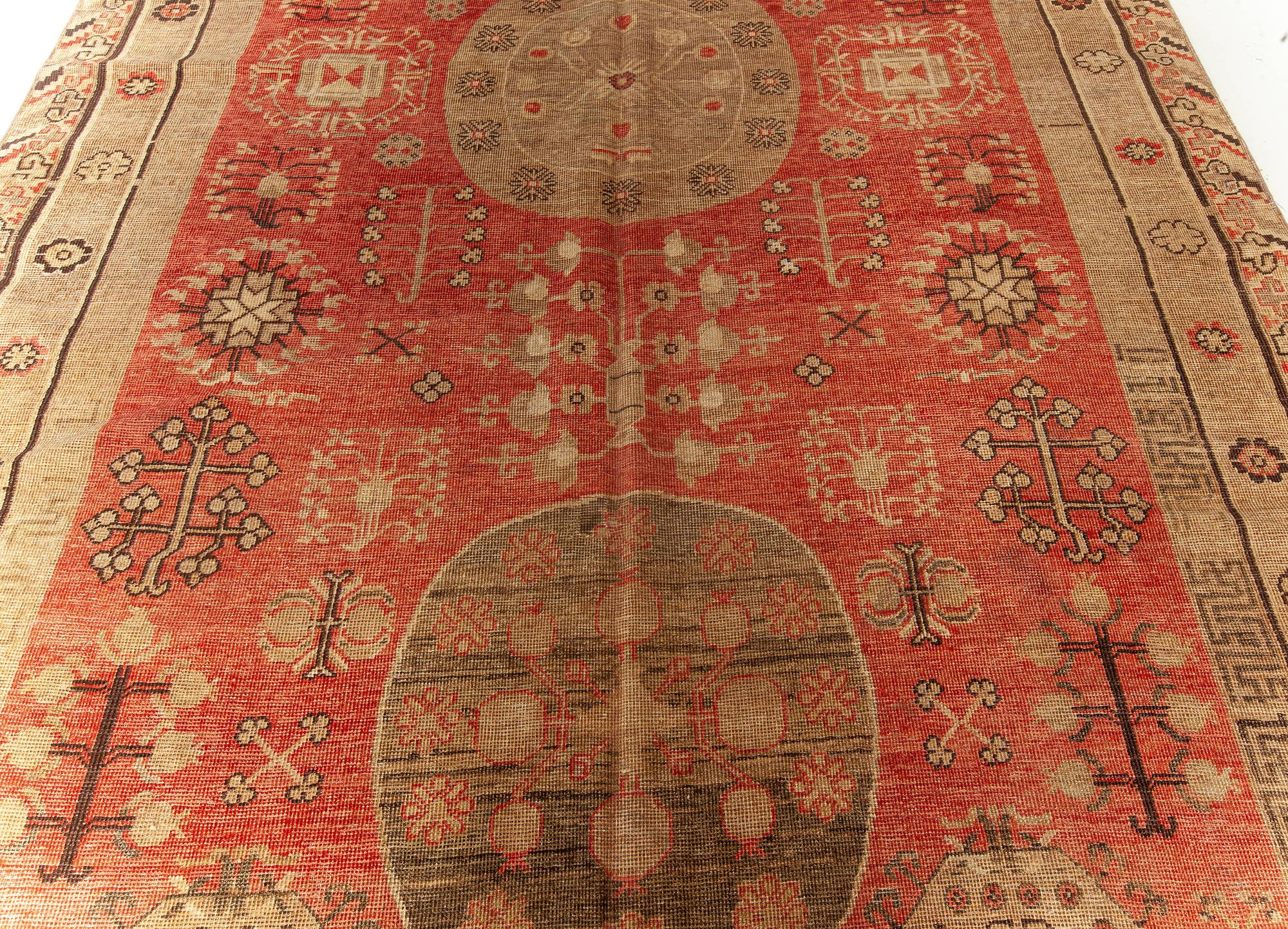 Samarkand-Teppich aus der Mitte des Jahrhunderts, rot und braun, handgefertigt.
Größe: 6'4