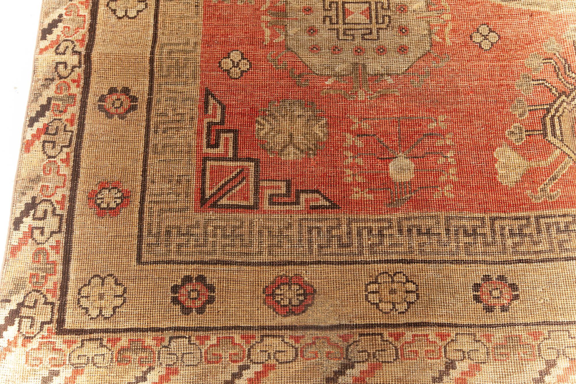 Doris Leslie Blau Midcentury Samarkand Rot Handgefertigter Wollteppich (Usbekisch) im Angebot