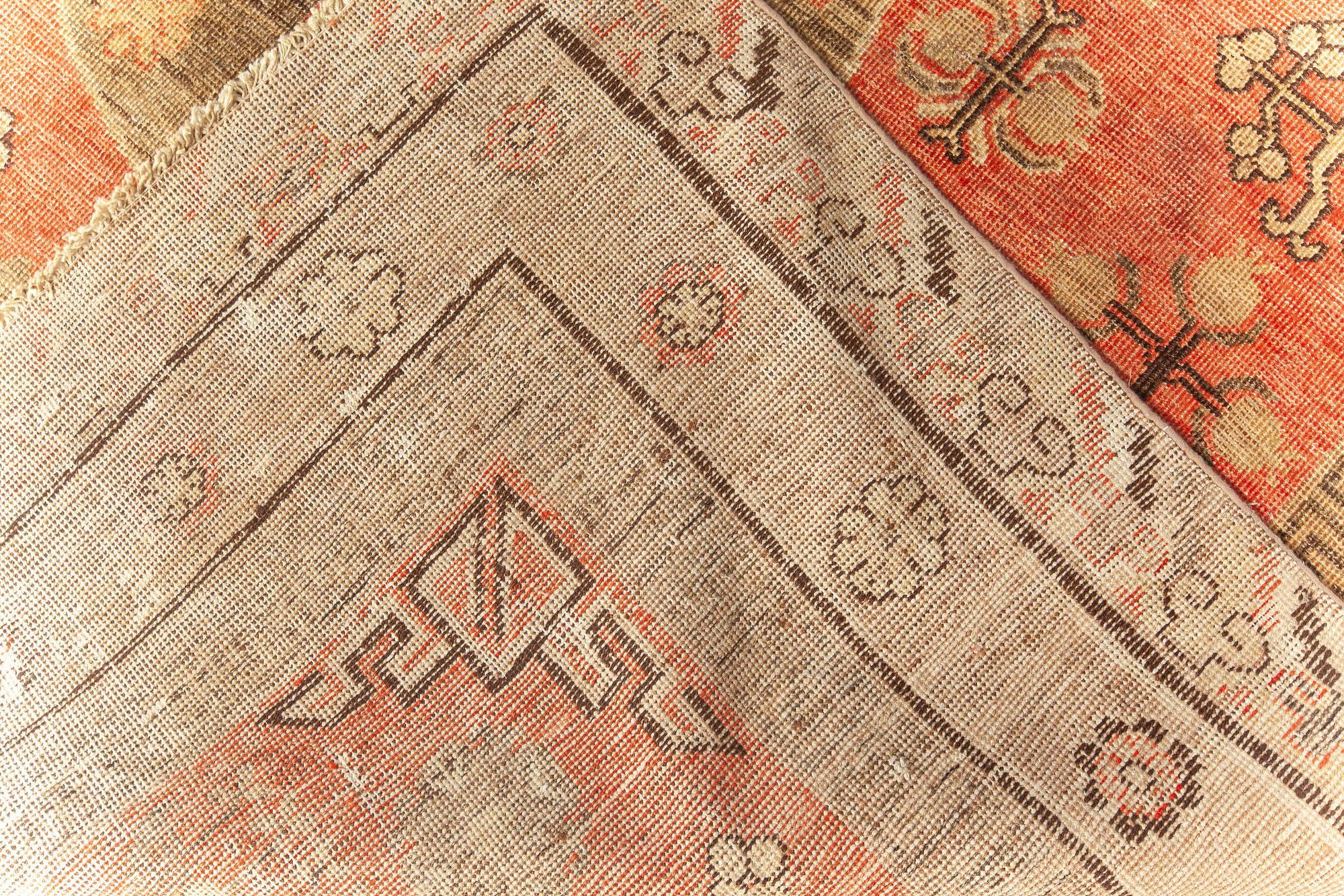 Doris Leslie Blau Midcentury Samarkand Rot Handgefertigter Wollteppich (20. Jahrhundert) im Angebot