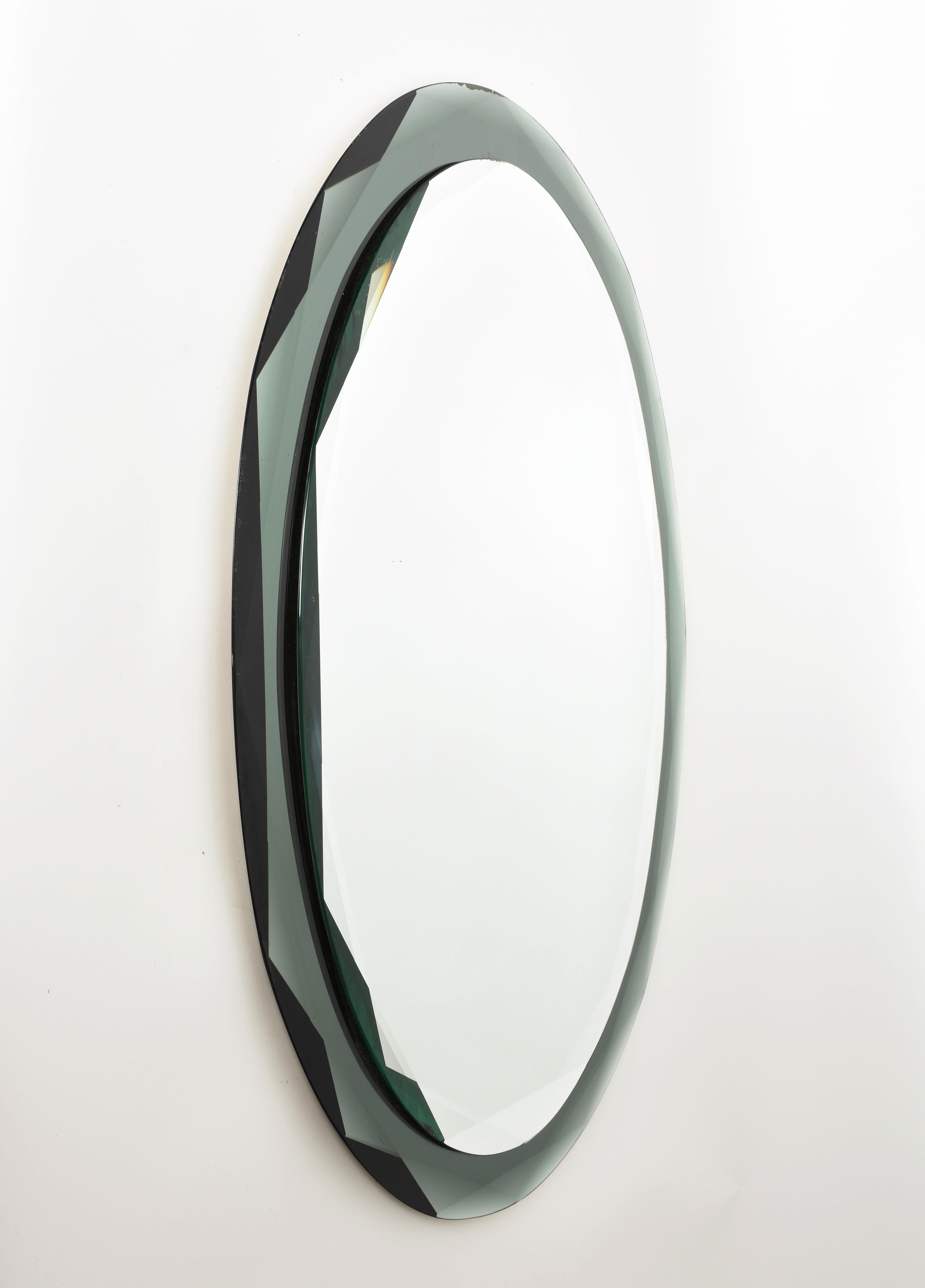 Incredible midcentury oval double-layer green and crystal scalloped wall mirror. This masterpiece was produced by Santambrogio & De Berti during 1950s in Italy.

This one of a kind piece of art is unique as it has a double-layered 