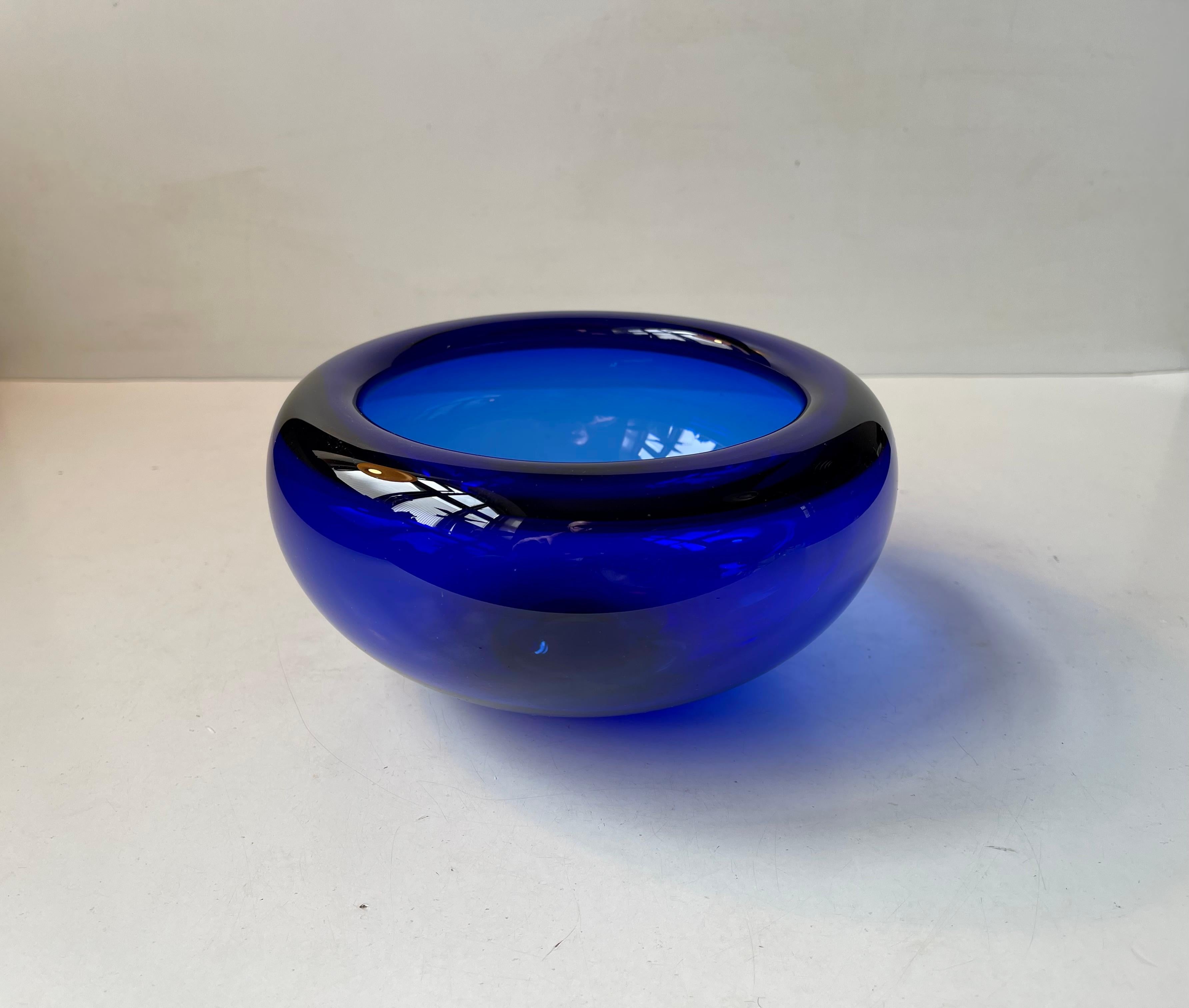 Handblown sapphire blue bowl designed by Per Lütken in 1955. This piece was manufactured at Holmegaard in Denmark during the mid 1970s. It is called Saphire Blue Provence. Measurements: D: 19 cm, H: 9.5 cm.